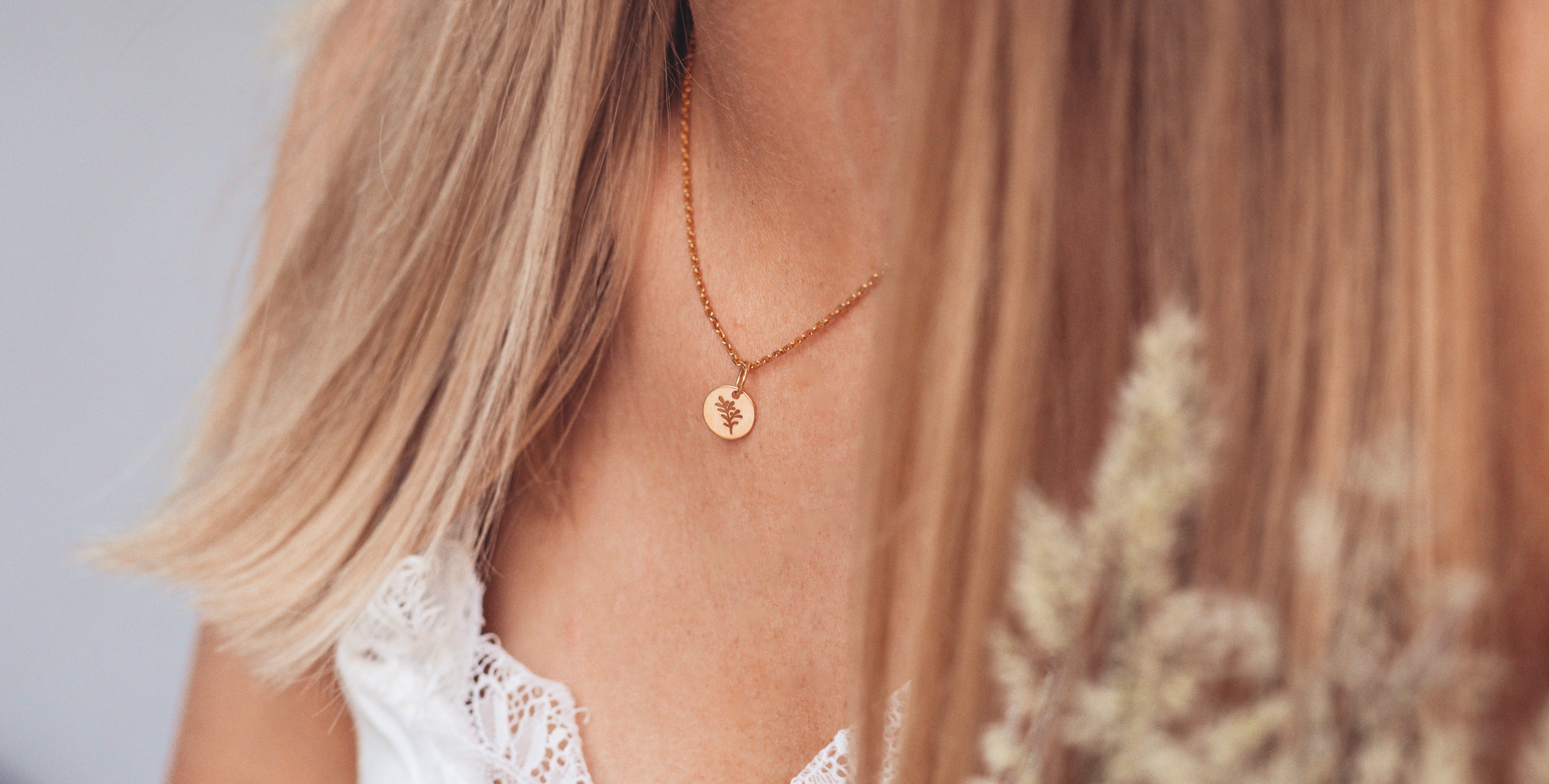 biżuteria ślubna, naszyjnik celebrytka z motywem roślinnym