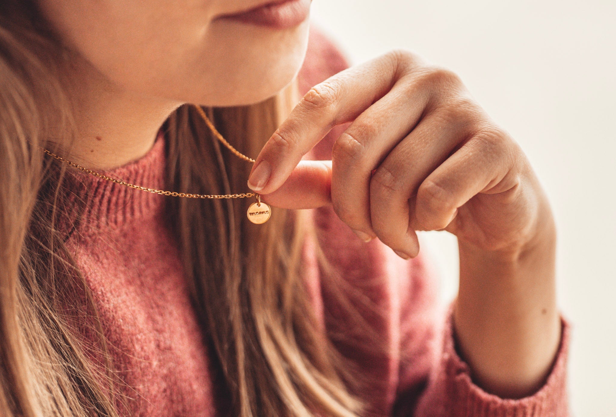 Srebrna i złota biżuteria: czy można je łączyć ze sobą?