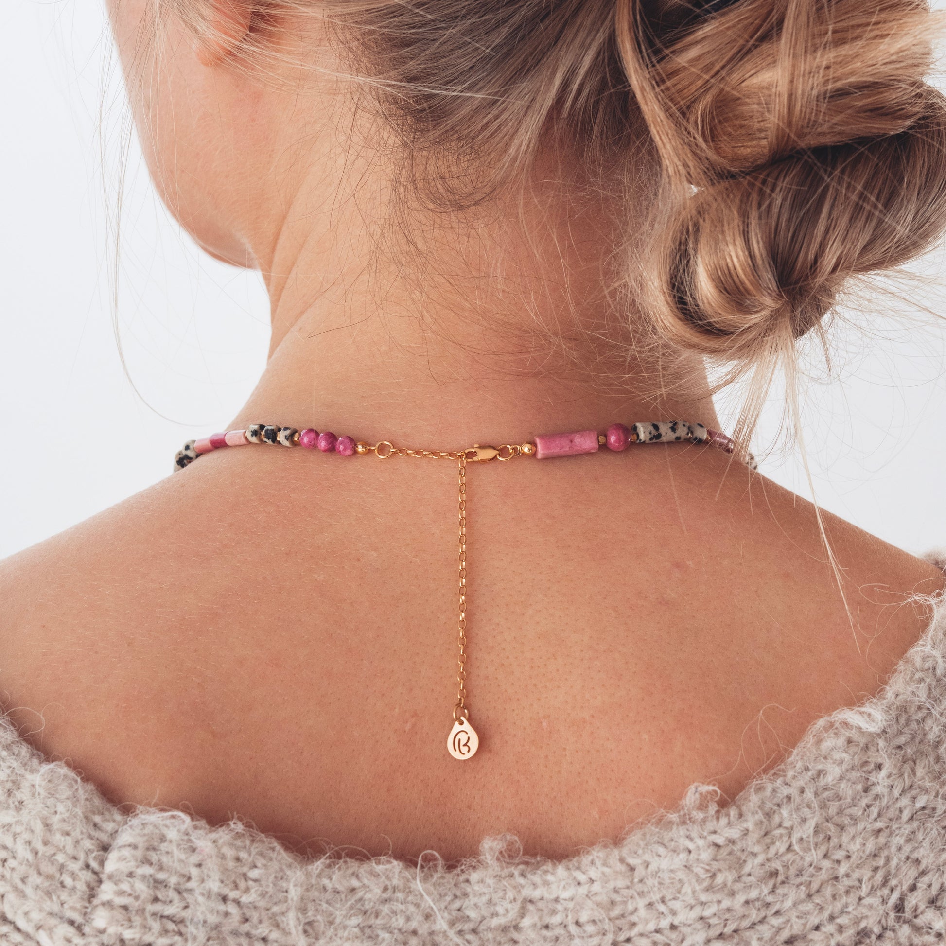 Naszyjnik z kamieni naturalnych Believy, naszyjnik z jaspisu, rodonitu i chalcedonu w różowym i beżowym kolorze ze złotymi akcentami. Naszyjnik na prezent i na Święta, elegancka biżuteria