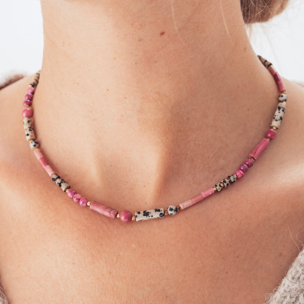 Naszyjnik z kamieni naturalnych Believy, naszyjnik z jaspisu, rodonitu i chalcedonu w różowym i beżowym kolorze ze złotymi akcentami. Naszyjnik na prezent i na Święta, elegancka biżuteria