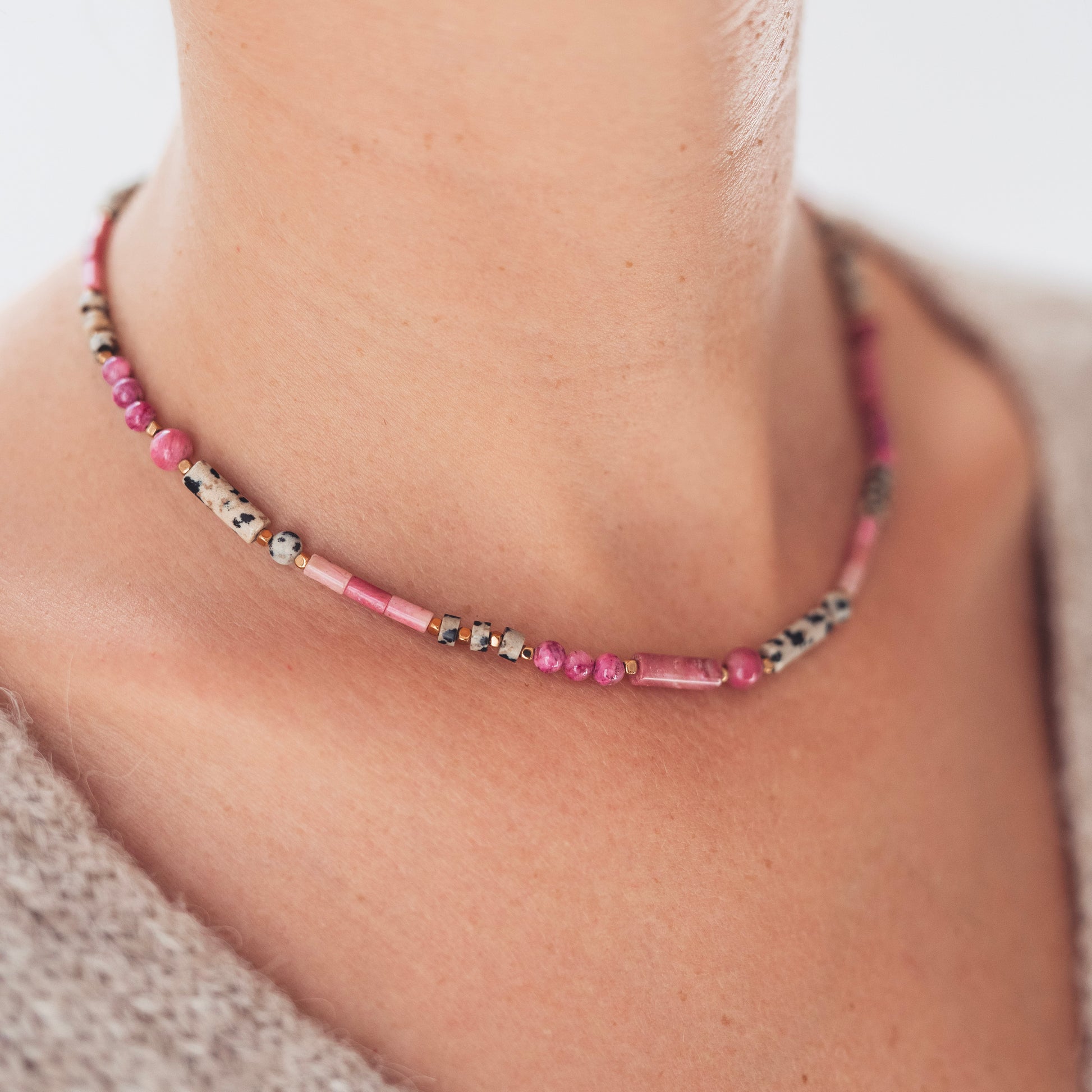 Naszyjnik z kamieni naturalnych Believy, naszyjnik z jaspisu, rodonitu i chalcedonu w różowym i beżowym kolorze ze złotymi akcentami. Naszyjnik na prezent i na Święta, elegancka biżuteria