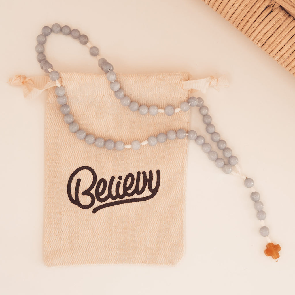 Różaniec z chalcedonu (średni)