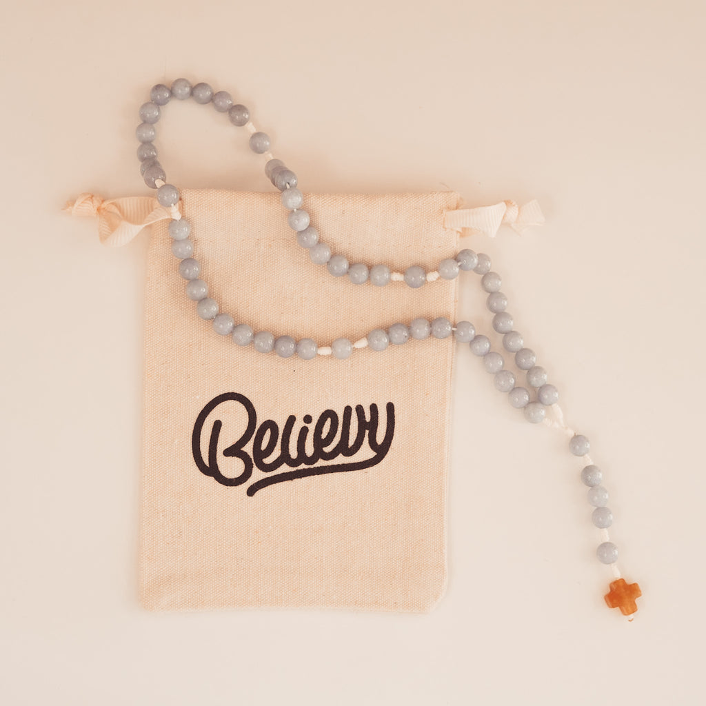 Różaniec z chalcedonu (średni)