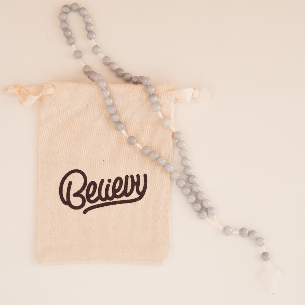 Różaniec z chalcedonu (średni)