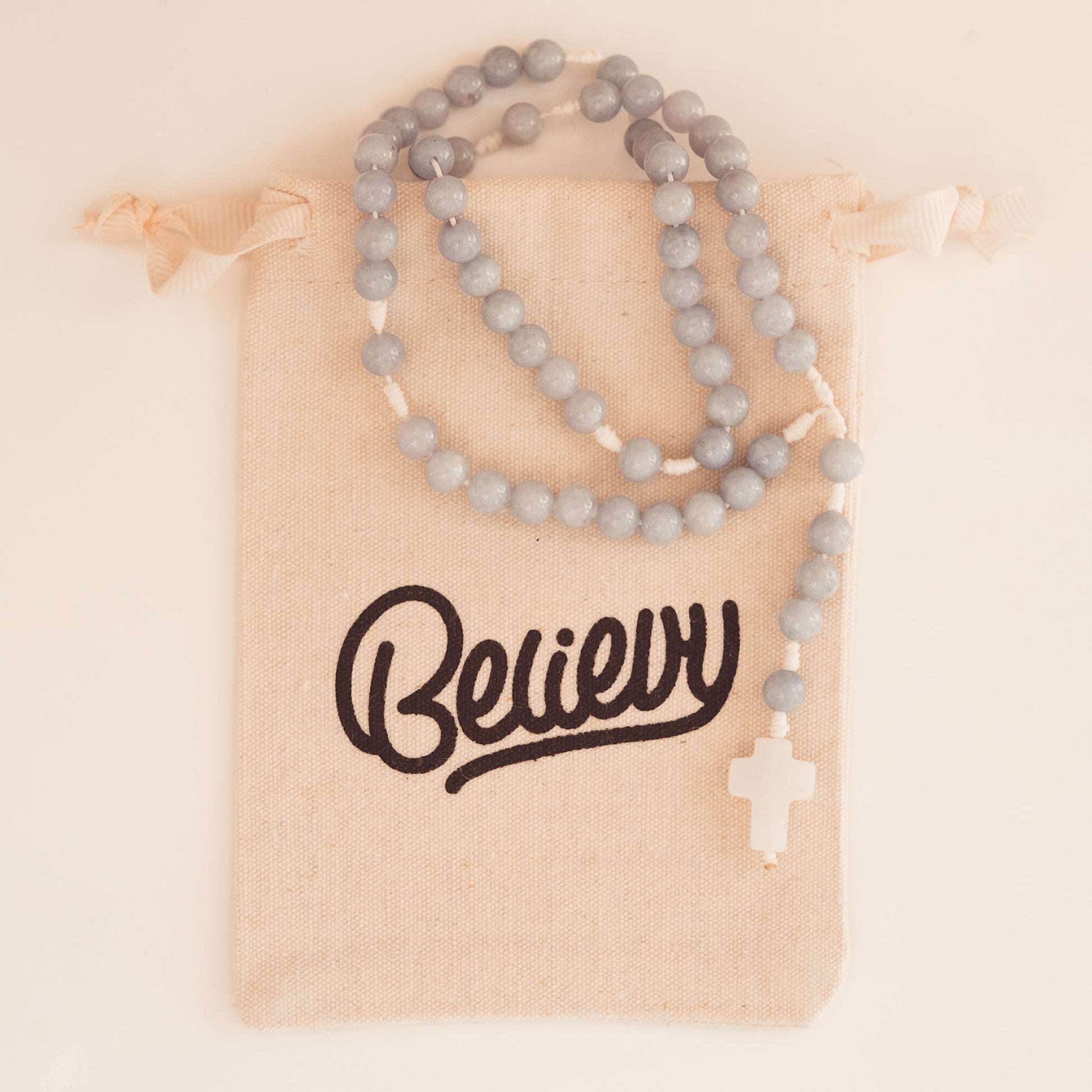 Różaniec z chalcedonu (średni)