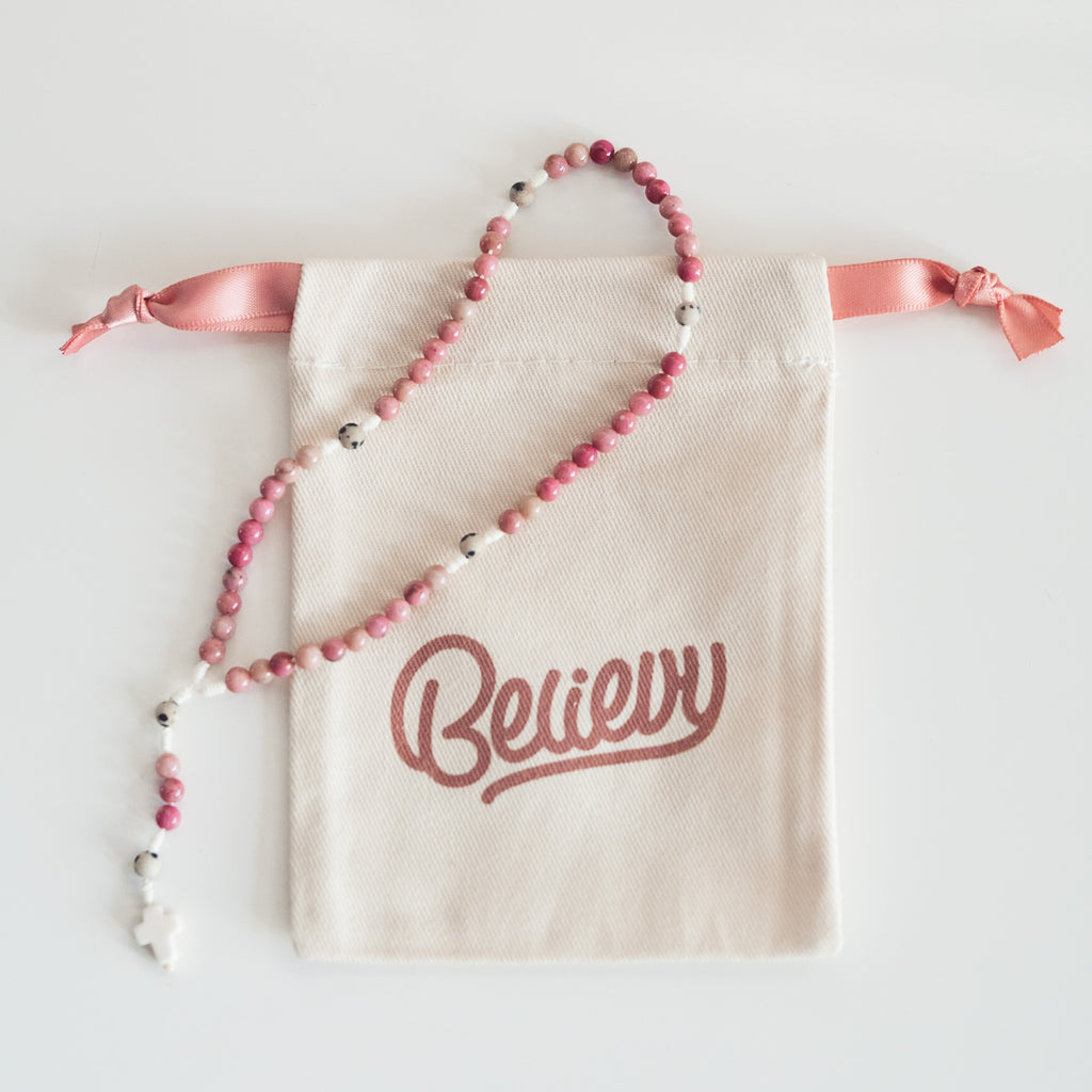 Różaniec z rodonitu (drobny)