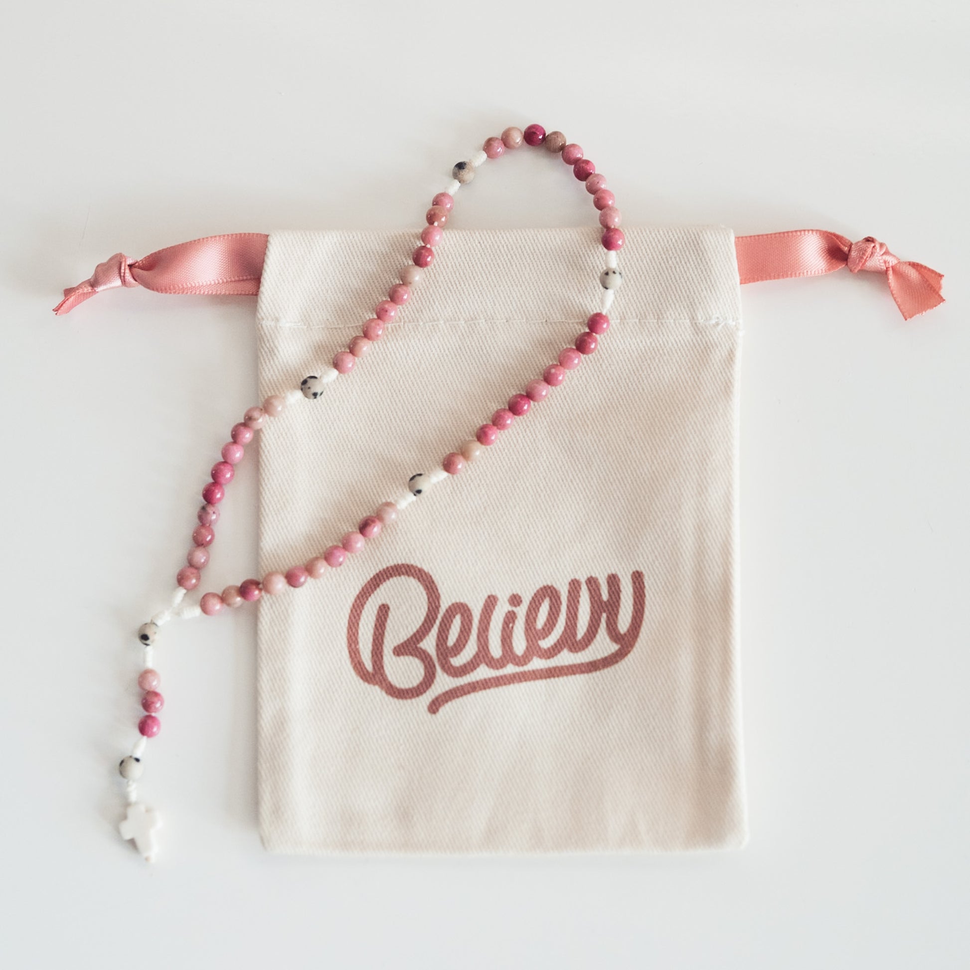 Różaniec z rodonitu (drobny)