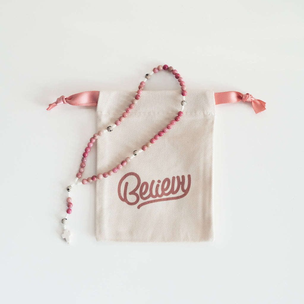 Różaniec z rodonitu (drobny)