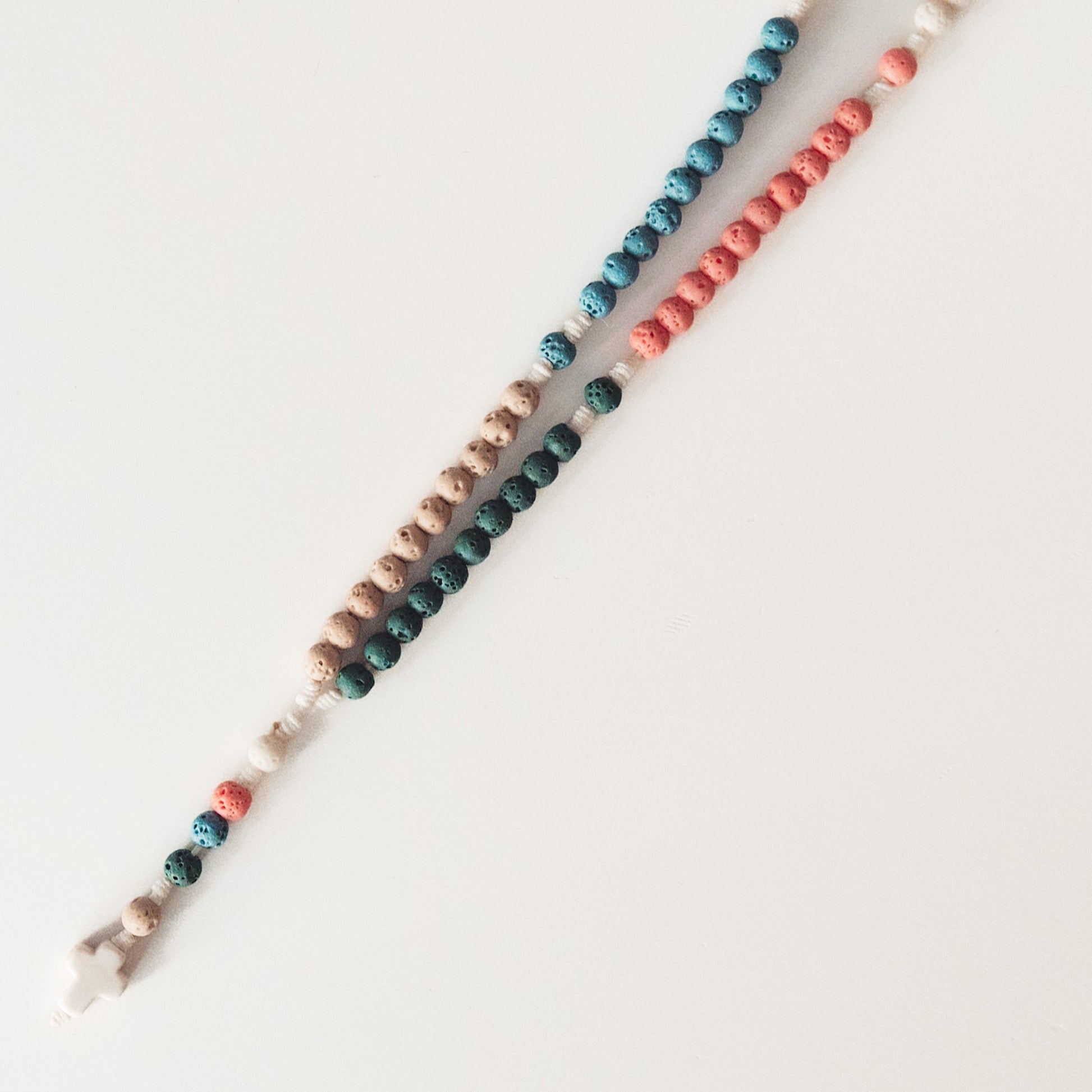 Różaniec z kolorowej lawy wulkanicznej (drobny)