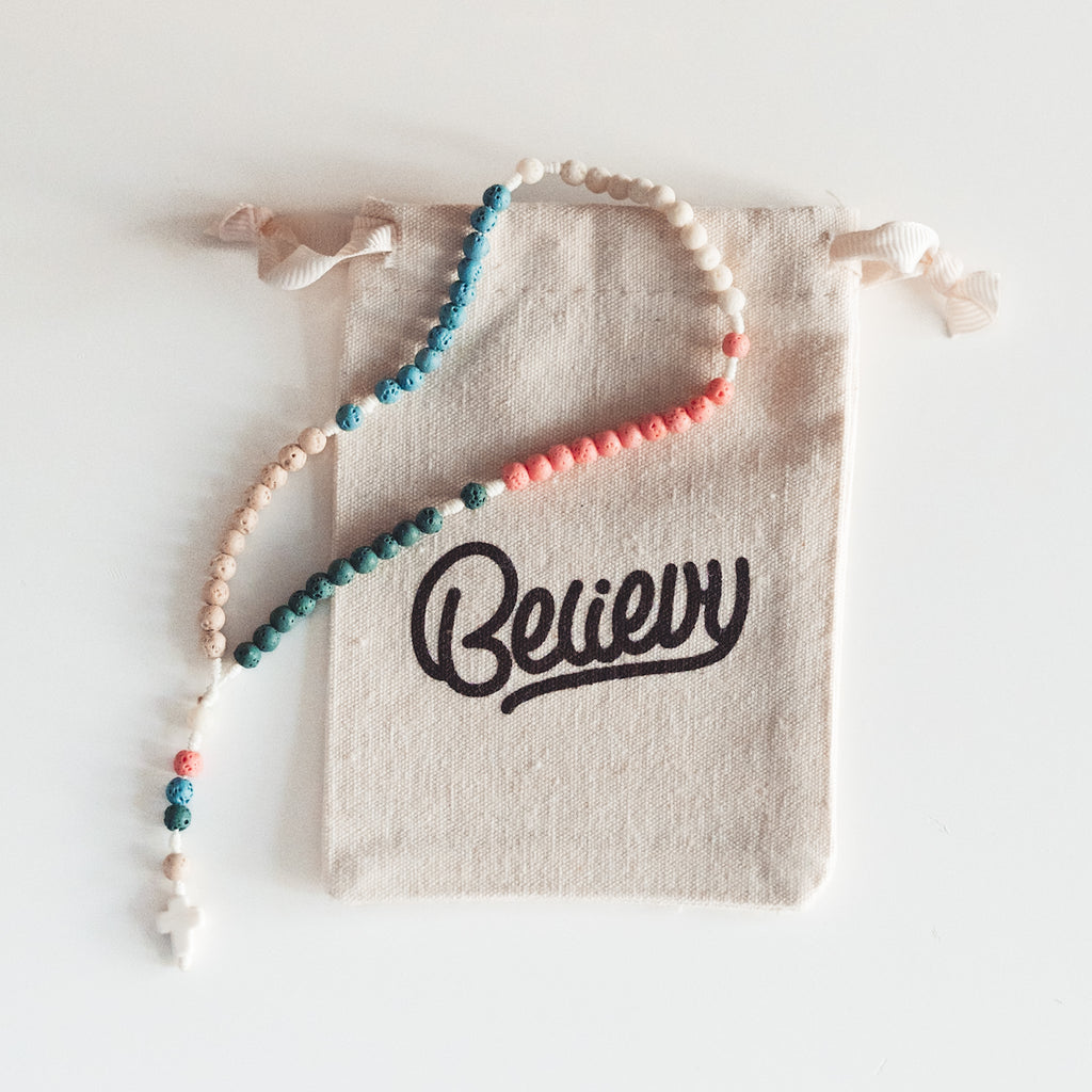 Różaniec z kolorowej lawy wulkanicznej (drobny)