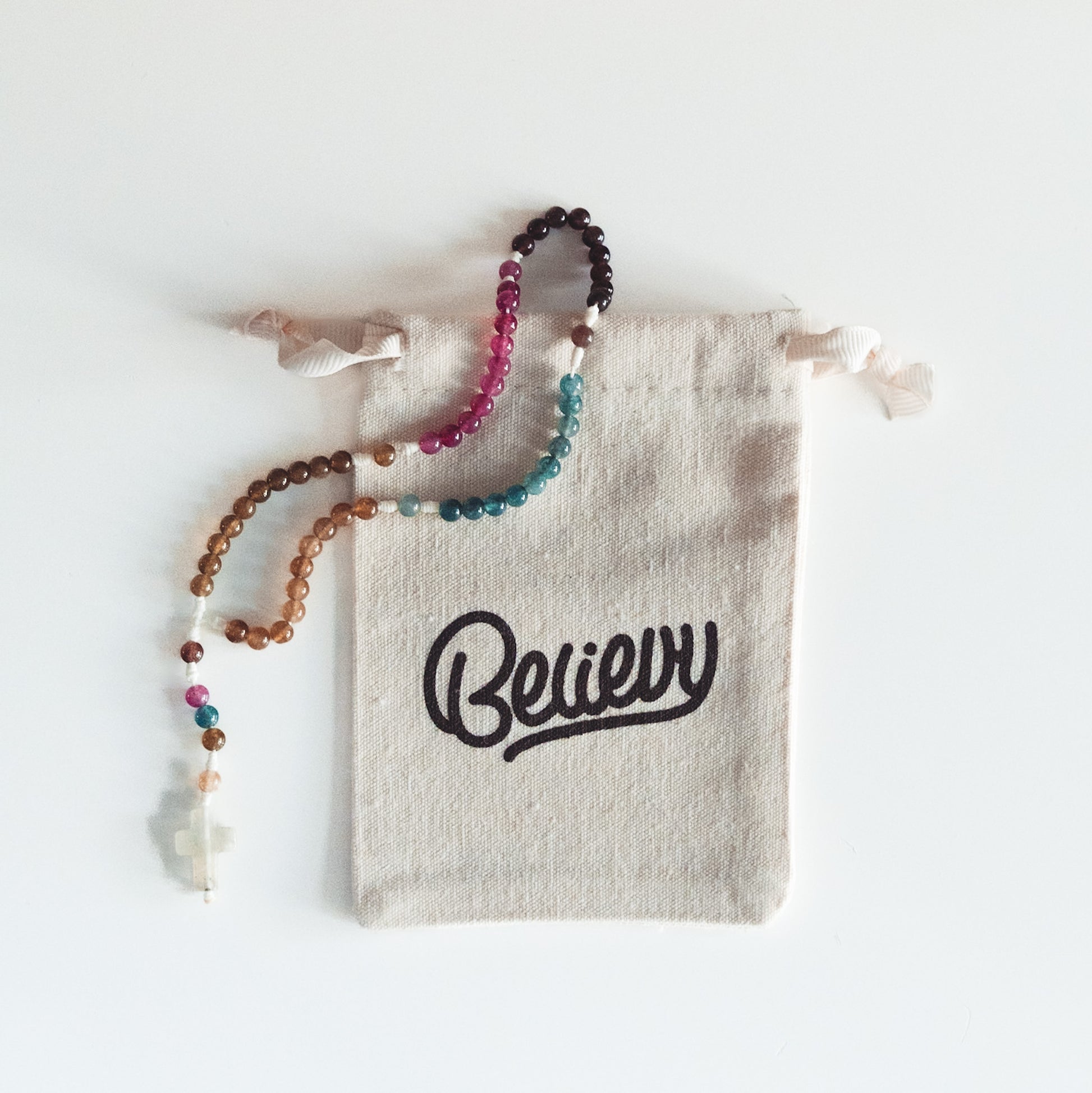 Różaniec z turmalinu kolorowego (drobny)