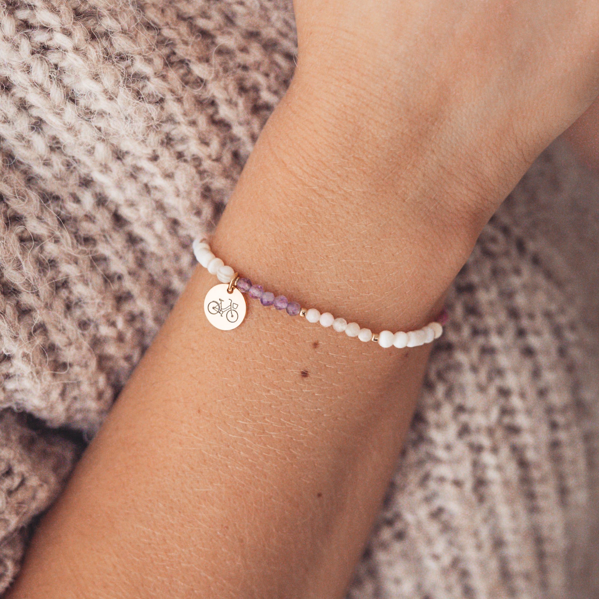 Bransoletka z kamieni naturalnych z zawieszką, bransoletka z ametystu opalu i muszli. Biżuteria na prezent.