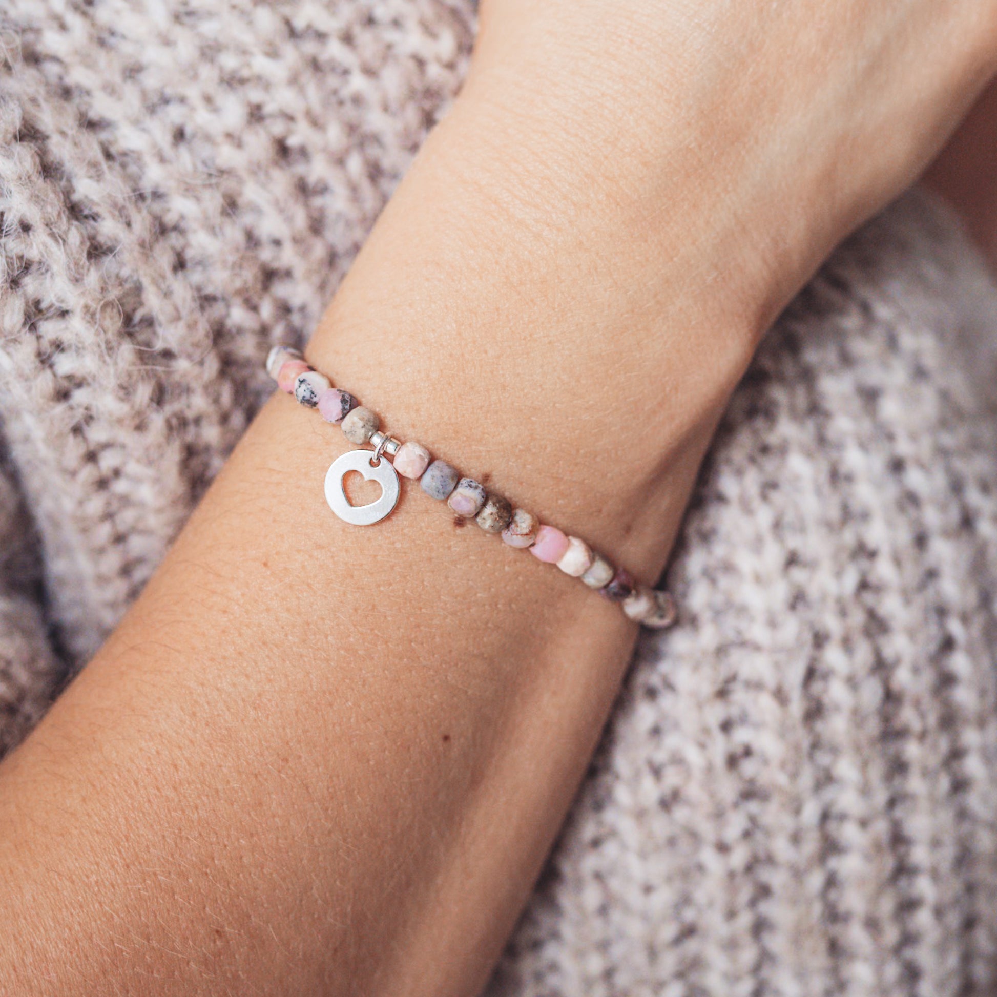 Bransoletka z opalu peruwiańskiego z wybraną srebrną zawieszką (kostka)