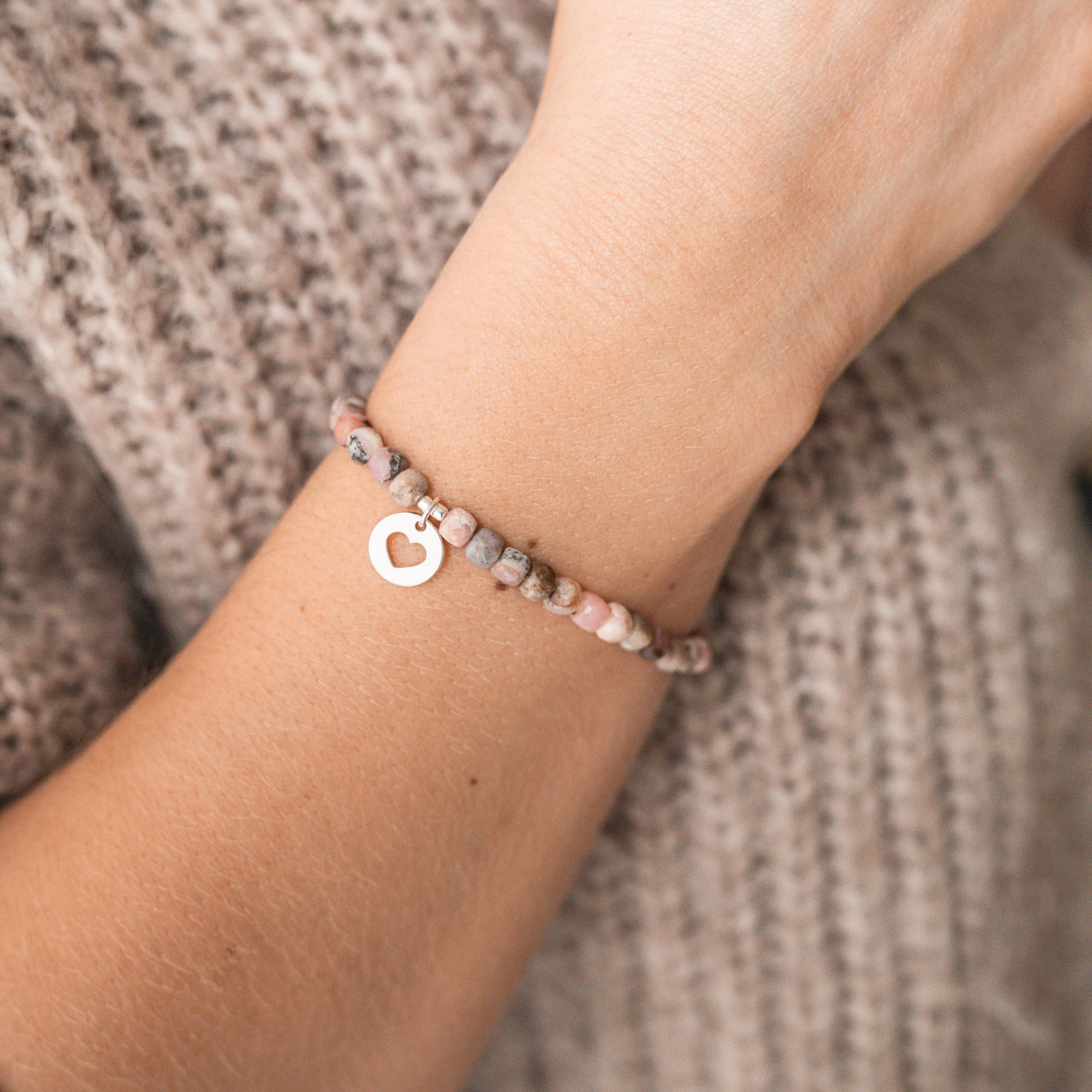 bransoletka celebrytka z kamieni naturalnych, bransoletka z opalu z zawieszką