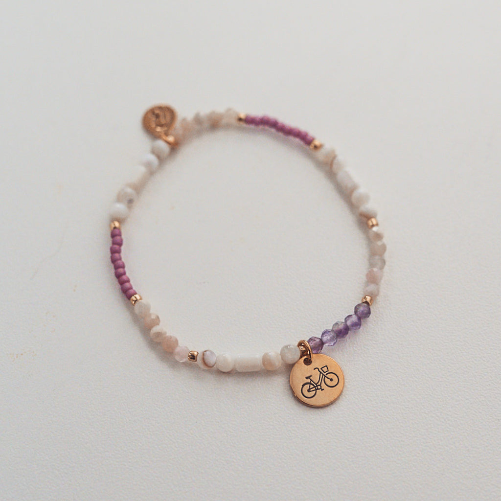 Bransoletka z kamieni naturalnych z zawieszką, bransoletka z ametystu opalu i muszli. Biżuteria na prezent.