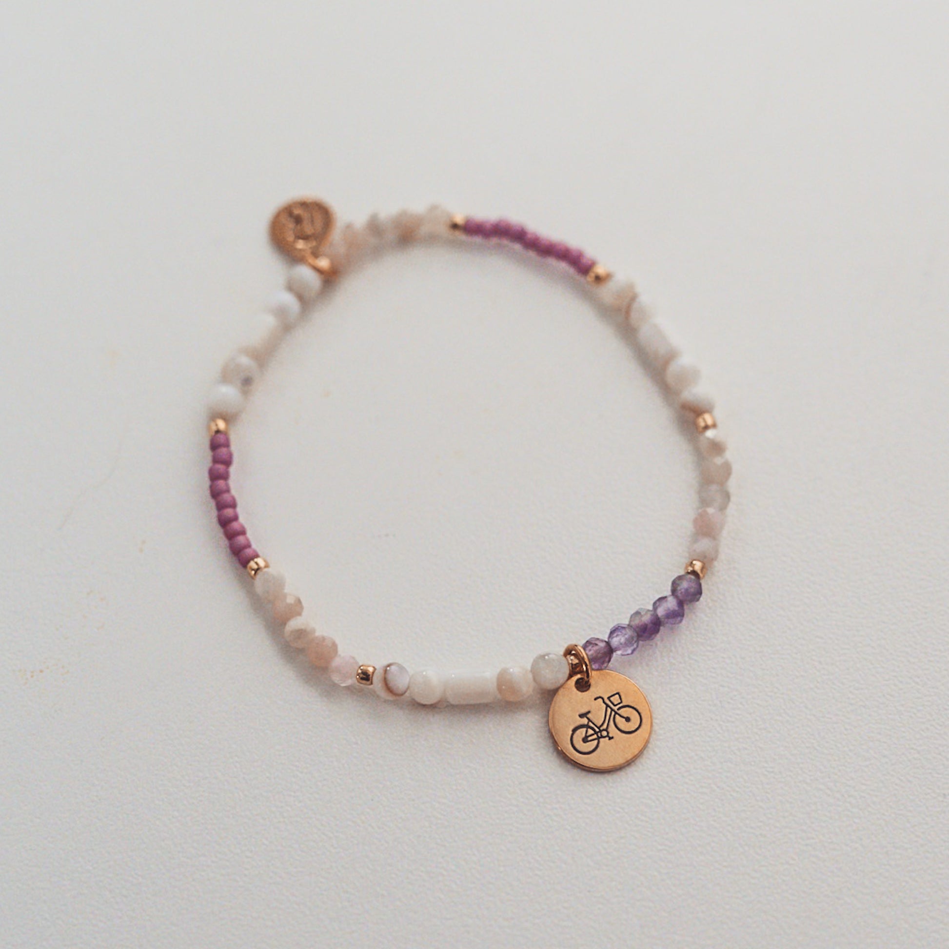 Bransoletka z kamieni naturalnych z zawieszką, bransoletka z ametystu opalu i muszli. Biżuteria na prezent.