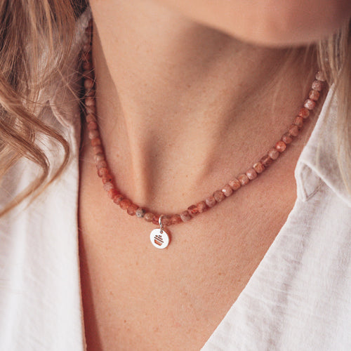 Naszyjnik z kamienia słonecznego (kostka) z wybraną srebrną zawieszką