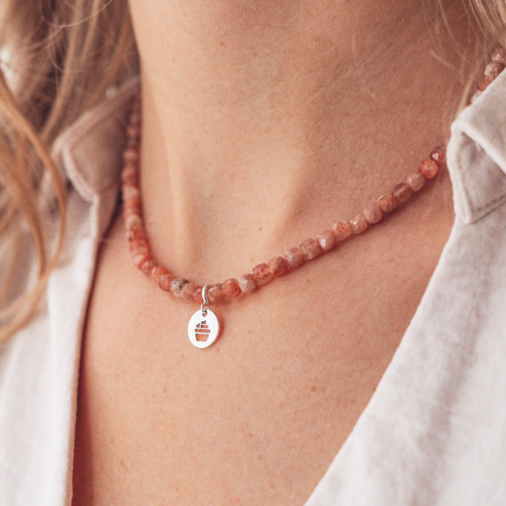 Naszyjnik z kamienia słonecznego (kostka) z wybraną srebrną zawieszką