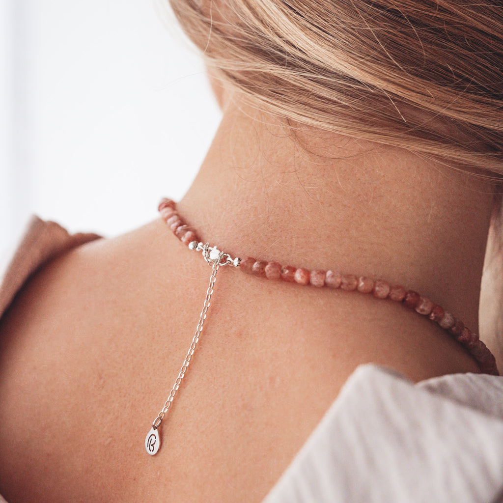 Naszyjnik z kamienia słonecznego (kostka) z wybraną srebrną zawieszką