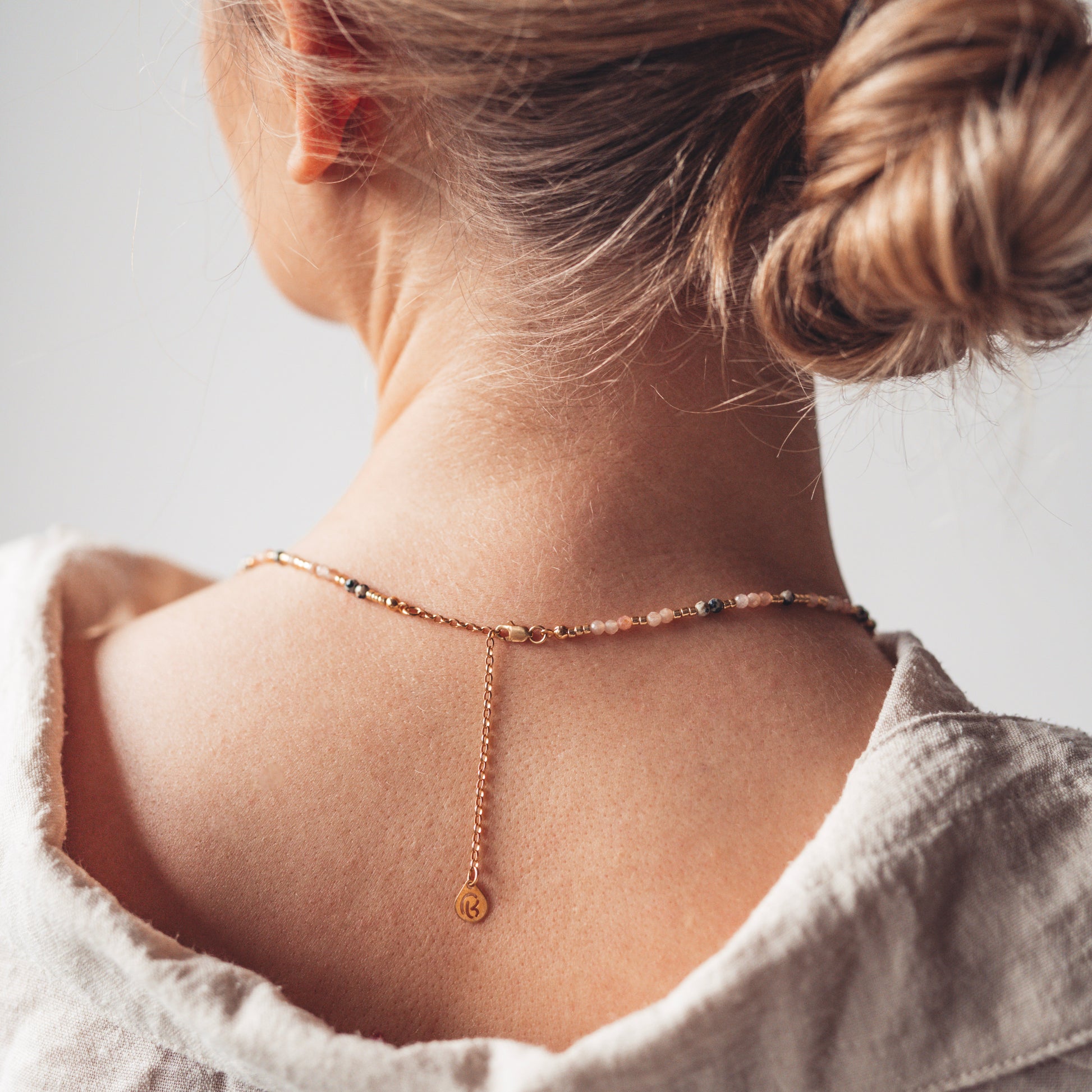 Naszyjnik z kamienia słonecznego i jaspisu z zawieszką. Biżuteria na prezent, na Święta, na gwiazdkę, pod choinkę. Elegancki naszyjnik.