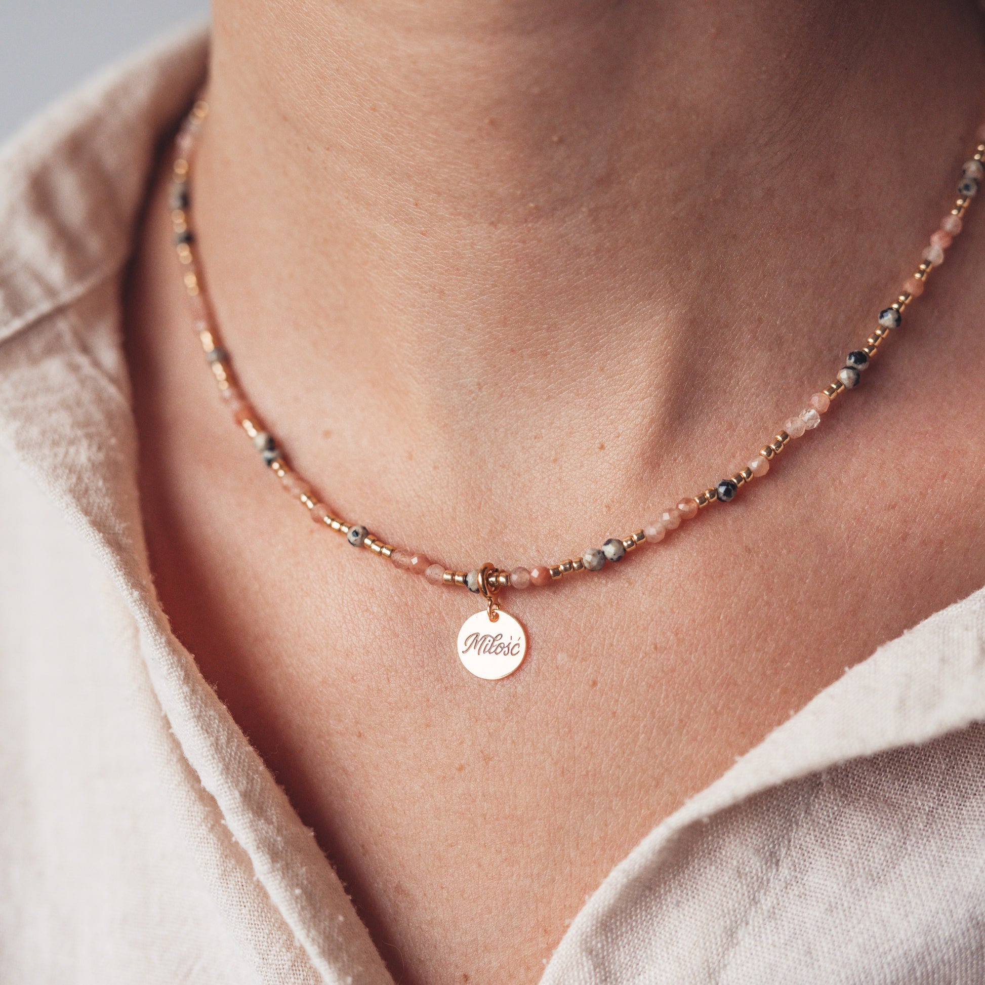 Naszyjnik z kamienia słonecznego i jaspisu z zawieszką. Biżuteria na prezent, na Święta, na gwiazdkę, pod choinkę. Elegancki naszyjnik.