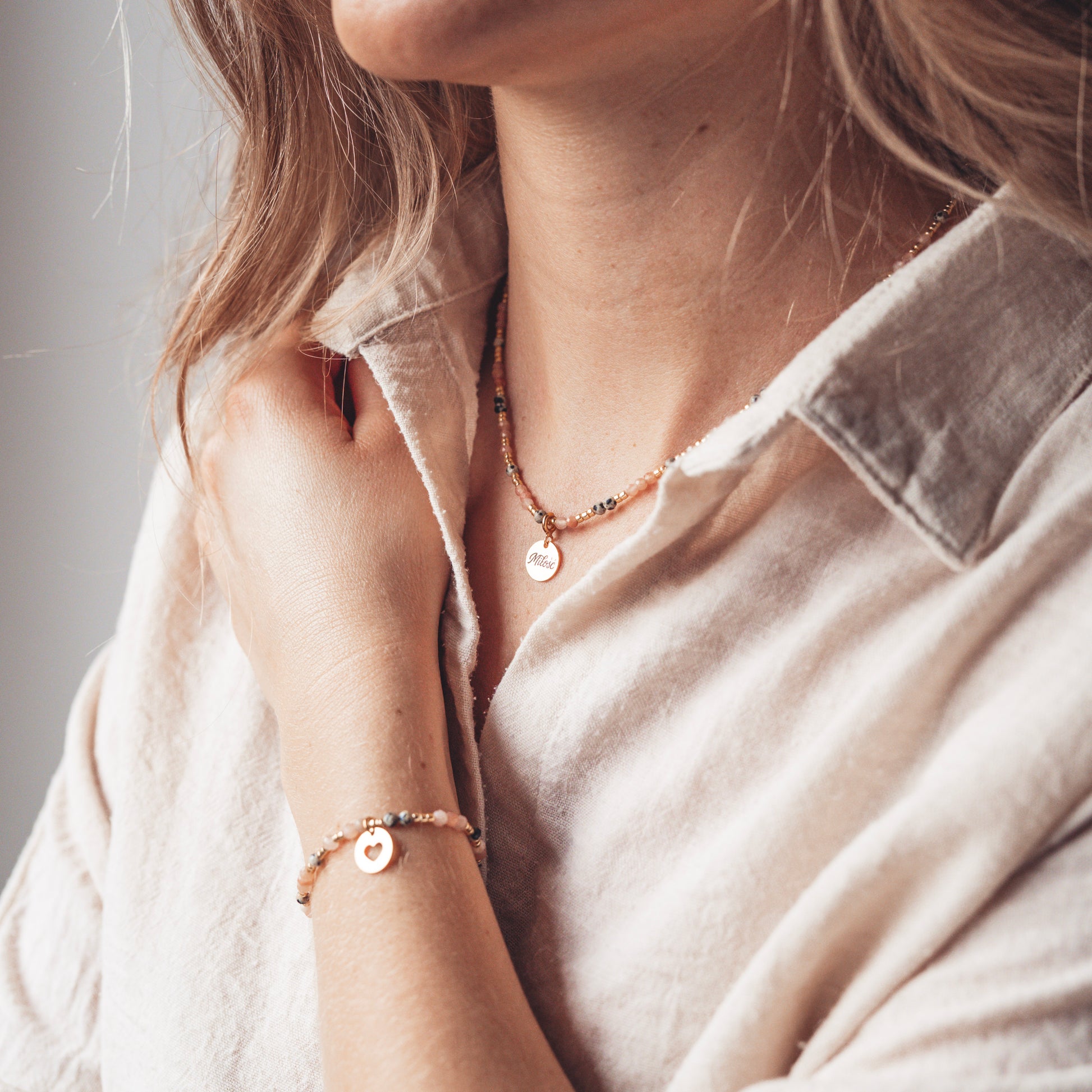 Komplet biżuterii z kamieni naturalnych. Naszyjnik, bransoletka z kamienia słonecznego i jaspisu, z pozłacana zawieszką. Biżuteria na Święta, pod choinkę na gwiazdkę.