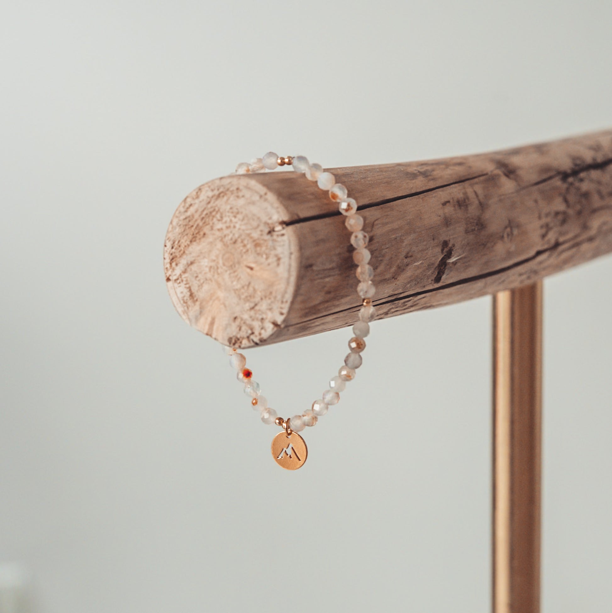 agat, bransoletka z zawieszką, kamienie naturalne, biżuteria na prezent