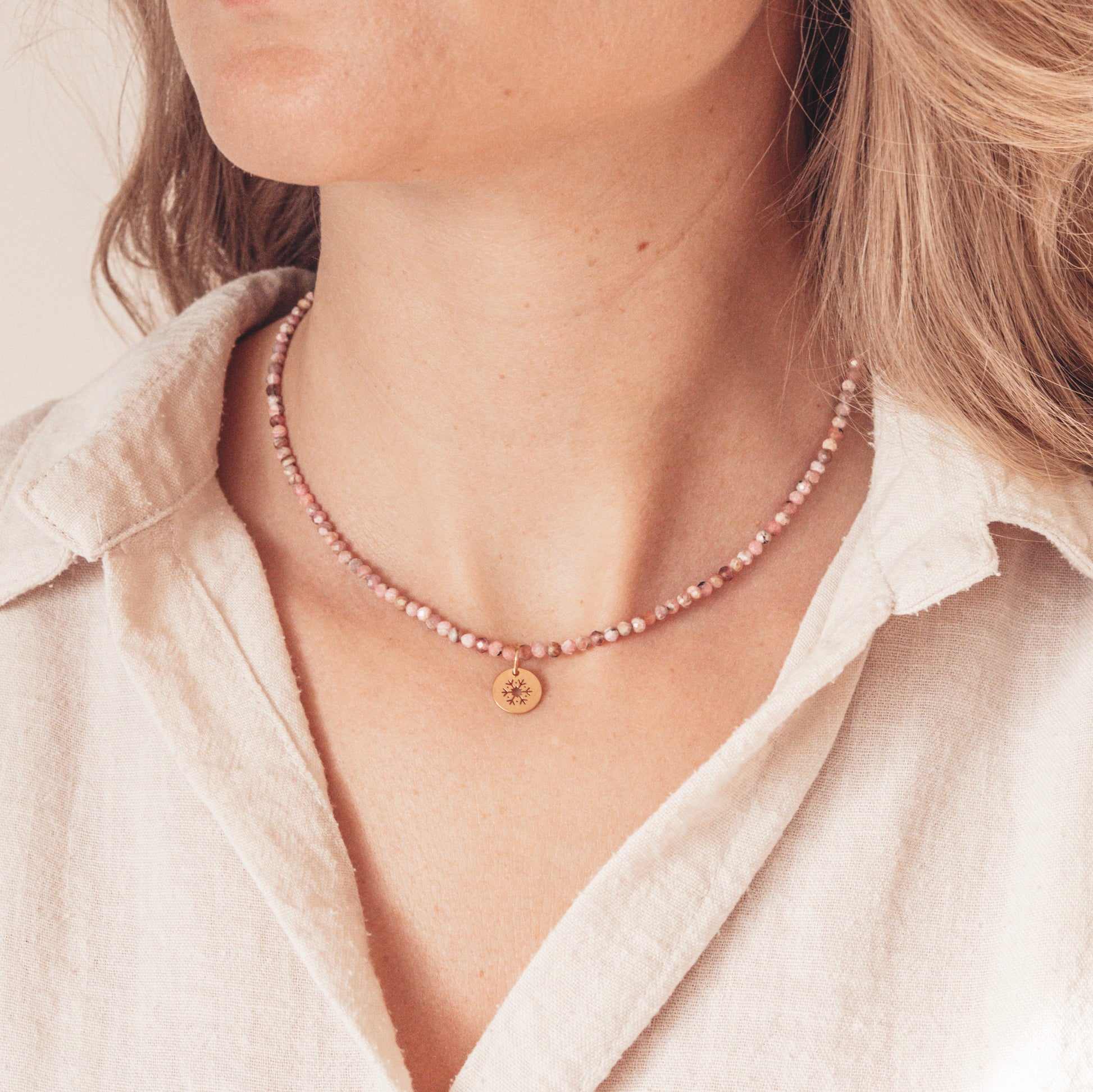 Naszyjnik z kamieni naturalnych, naszyjnik z rodochrozytu w pastelowych odcieniach różu. Naszyjnik z zawieszką. Biżuteria na Święta, biżuteria na prezent.