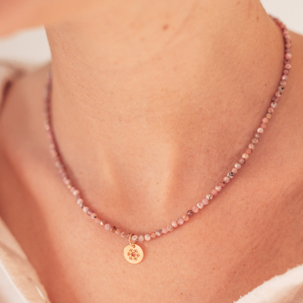 Naszyjnik z kamieni naturalnych, naszyjnik z rodochrozytu w pastelowych odcieniach różu. Naszyjnik z zawieszką. Biżuteria na Święta, biżuteria na prezent.