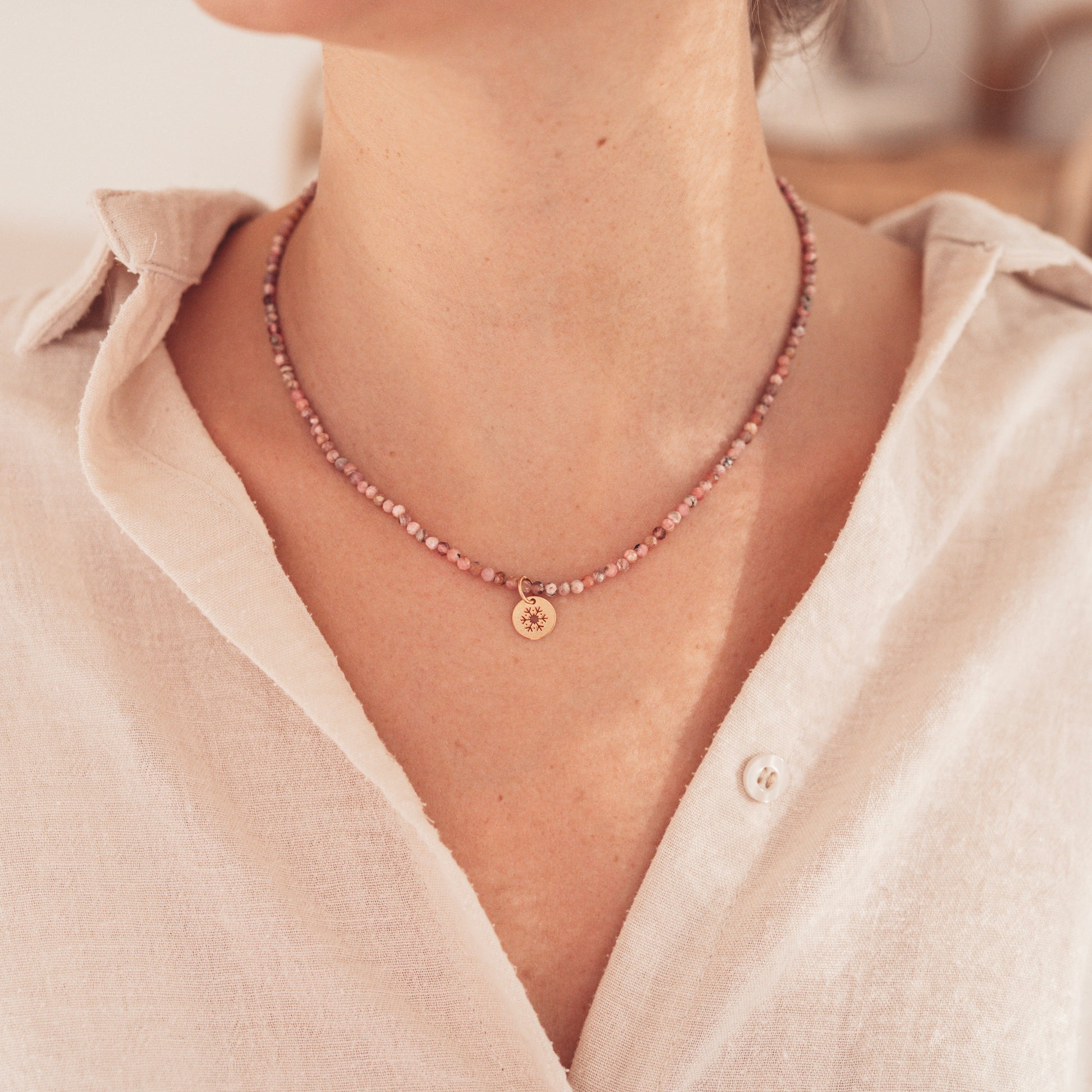 Naszyjnik z kamieni naturalnych, naszyjnik z rodochrozytu w pastelowych odcieniach różu. Naszyjnik z zawieszką. Biżuteria na Święta, biżuteria na prezent.