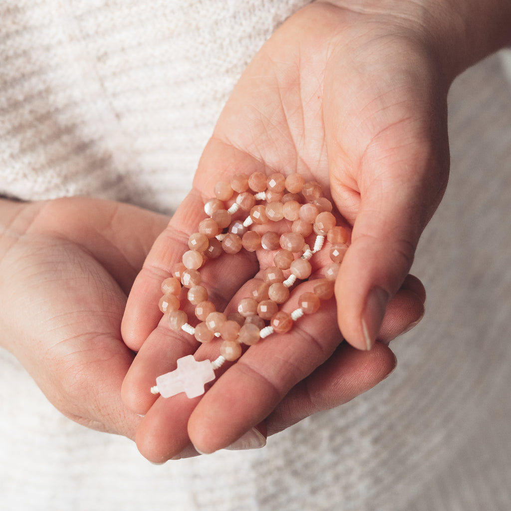 Różaniec z kamienia słonecznego (średni)