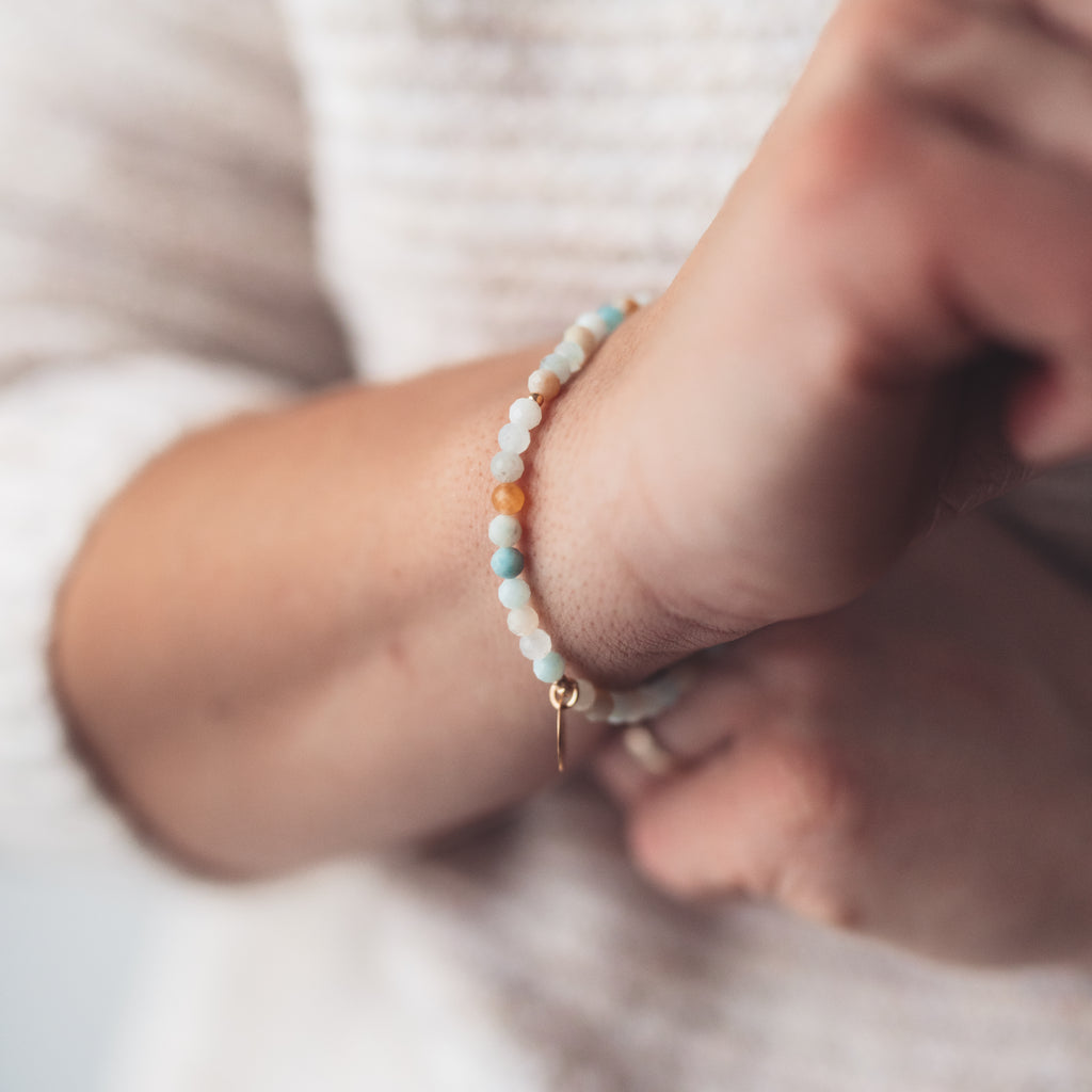 Bransoletka z amazonitu w pastelowych odcieniach turkusu z pozłacaną zawieszką