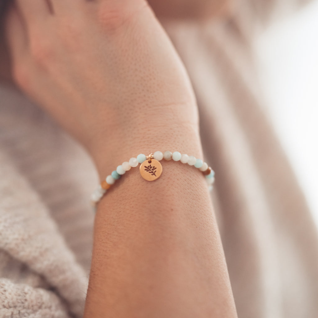 Bransoletka z amazonitu w pastelowych odcieniach turkusu z pozłacaną zawieszką