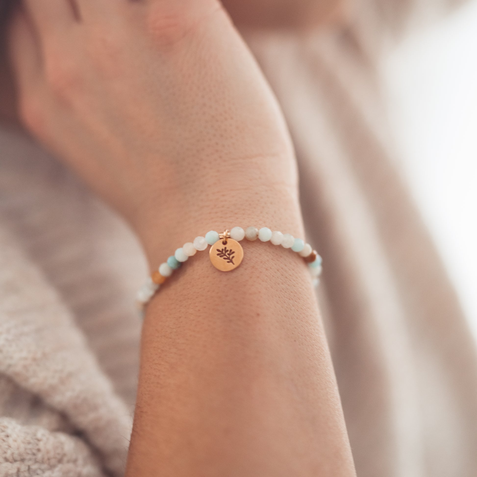 Bransoletka z amazonitu w pastelowych odcieniach turkusu z pozłacaną zawieszką