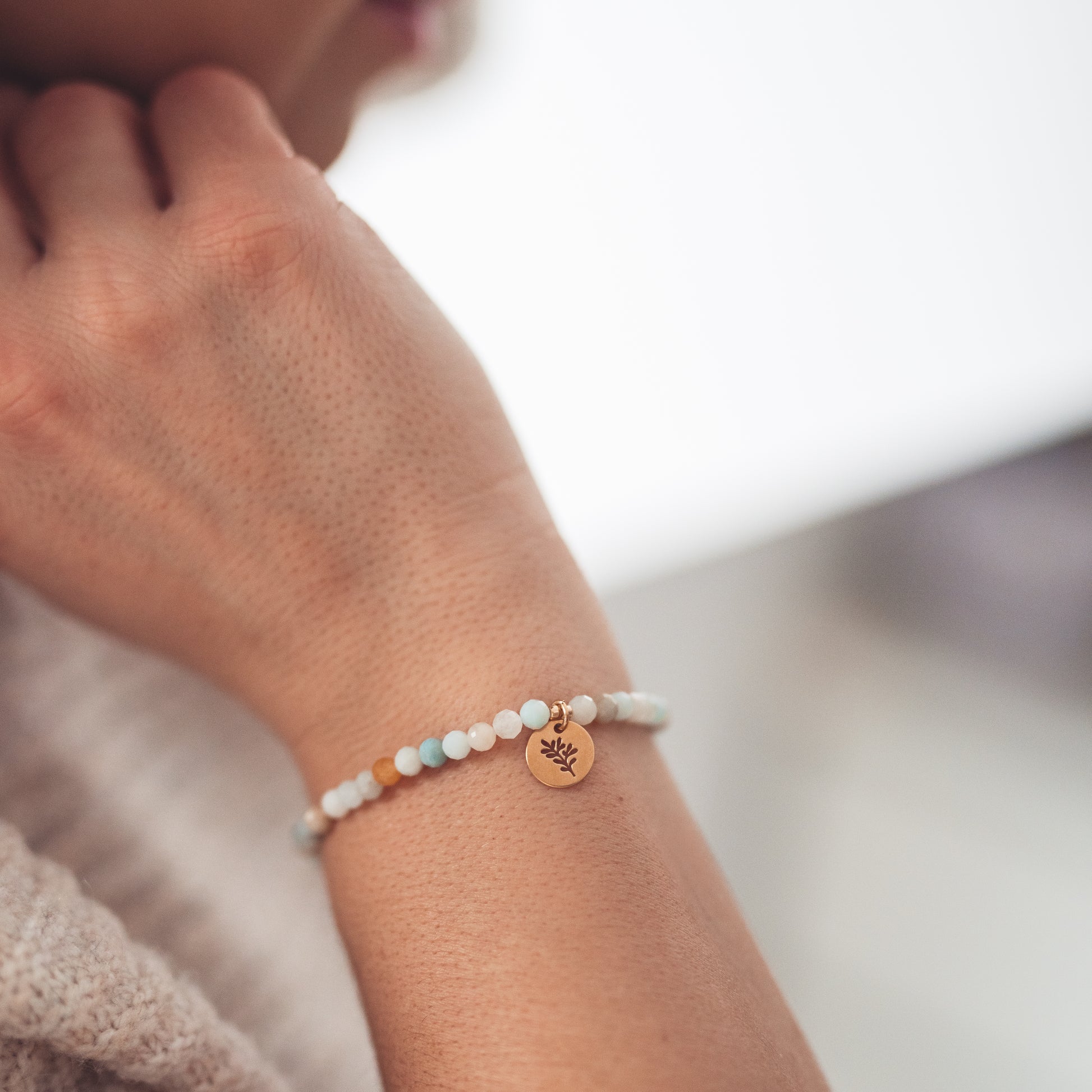 Bransoletka z amazonitu w pastelowych odcieniach turkusu z pozłacaną zawieszką