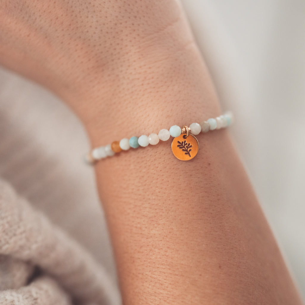 Bransoletka z amazonitu w pastelowych odcieniach turkusu z pozłacaną zawieszką