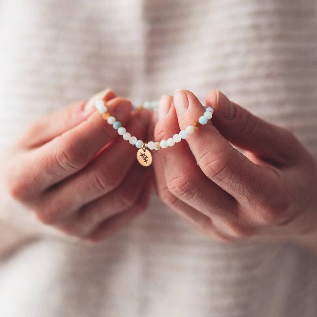 Bransoletka z amazonitu w pastelowych odcieniach turkusu z pozłacaną zawieszką