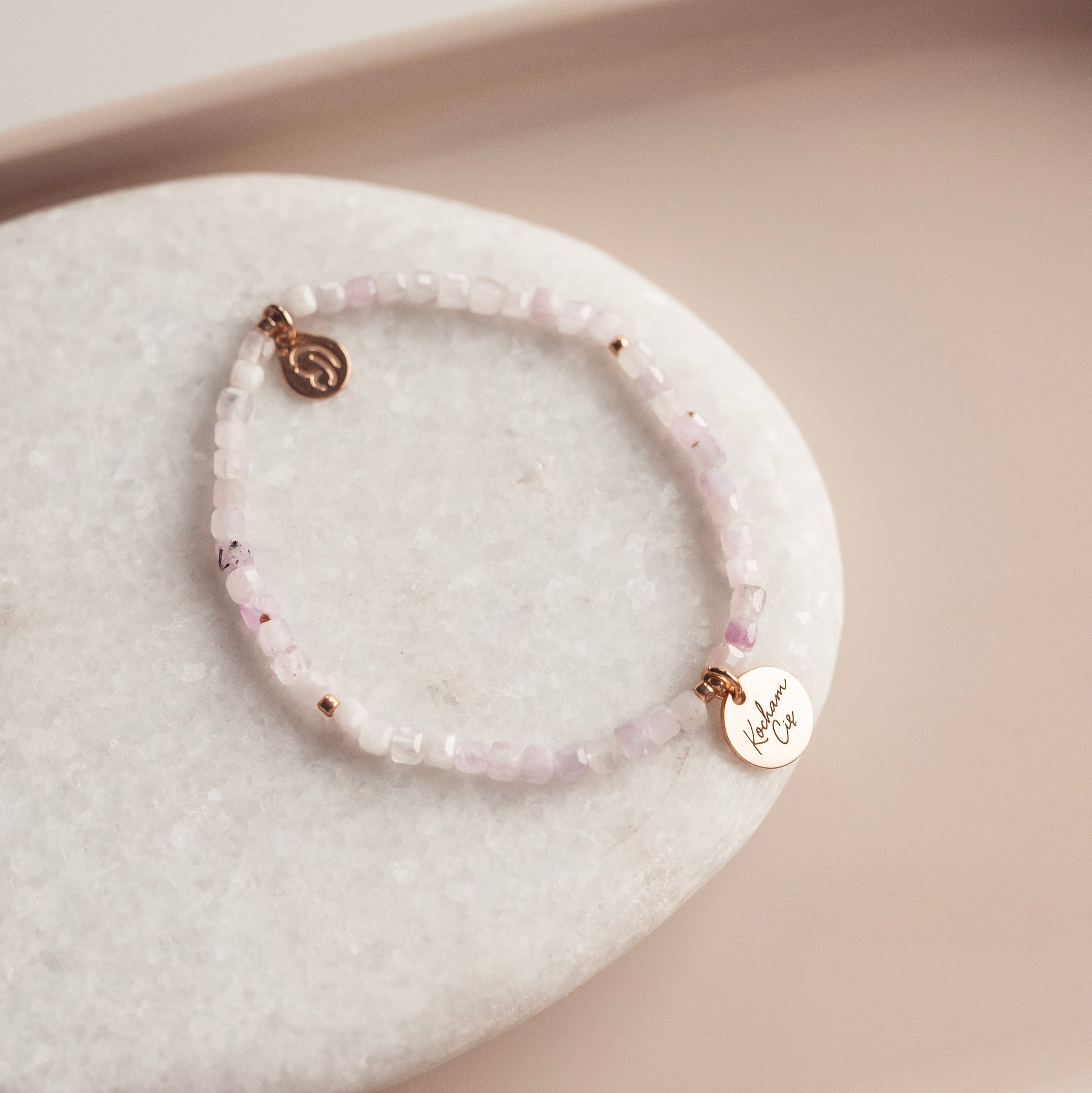 Bransoletka celebrytka z kamieni naturalnych, bransoletka z kunzytu z symboliczną zawieszką