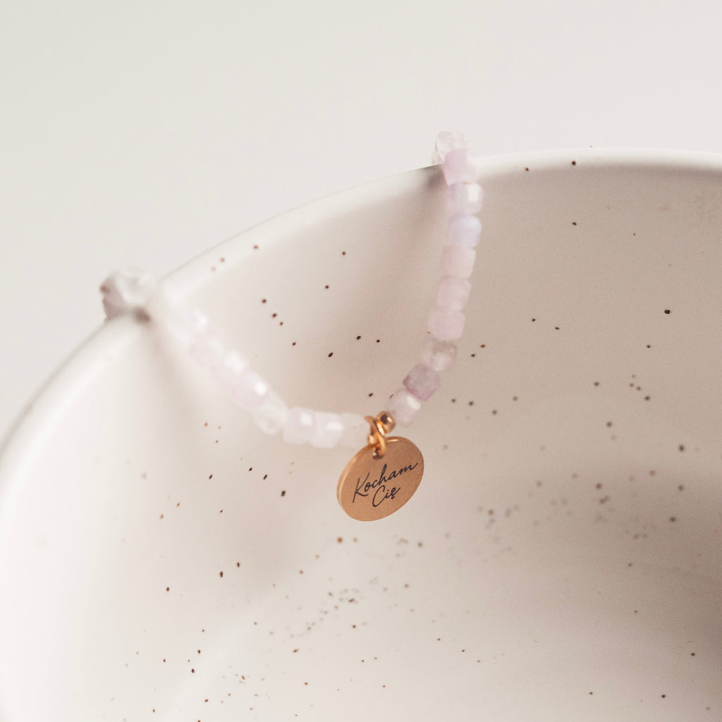 Bransoletka celebrytka z kamieni naturalnych, bransoletka z kunzytu z symboliczną zawieszką