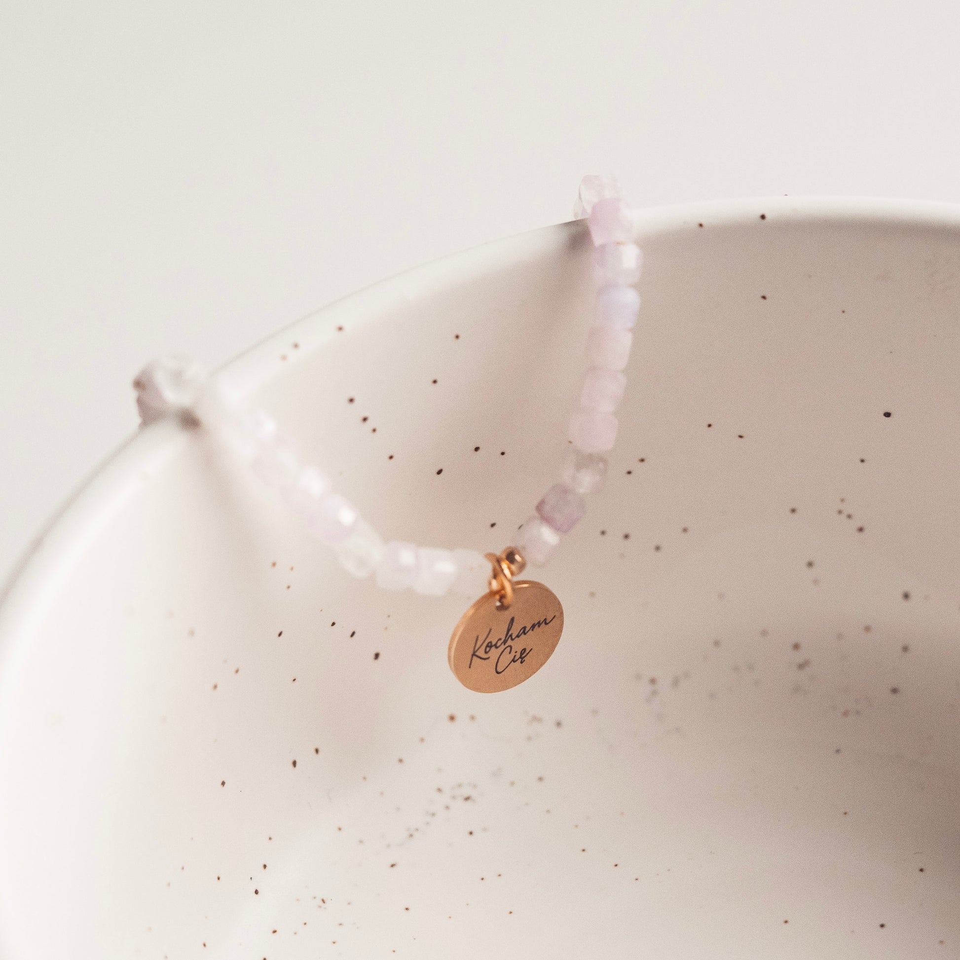 Bransoletka celebrytka z kamieni naturalnych, bransoletka z kunzytu z symboliczną zawieszką