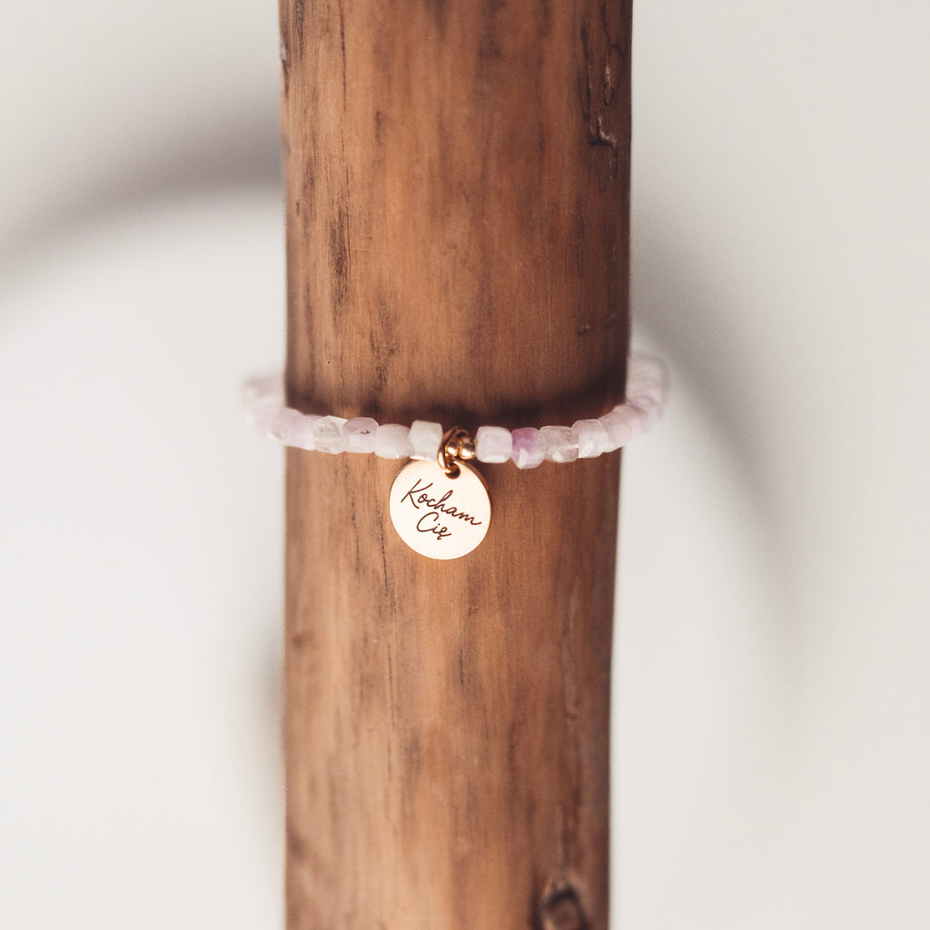 Bransoletka celebrytka z kamieni naturalnych, bransoletka z kunzytu z symboliczną zawieszką