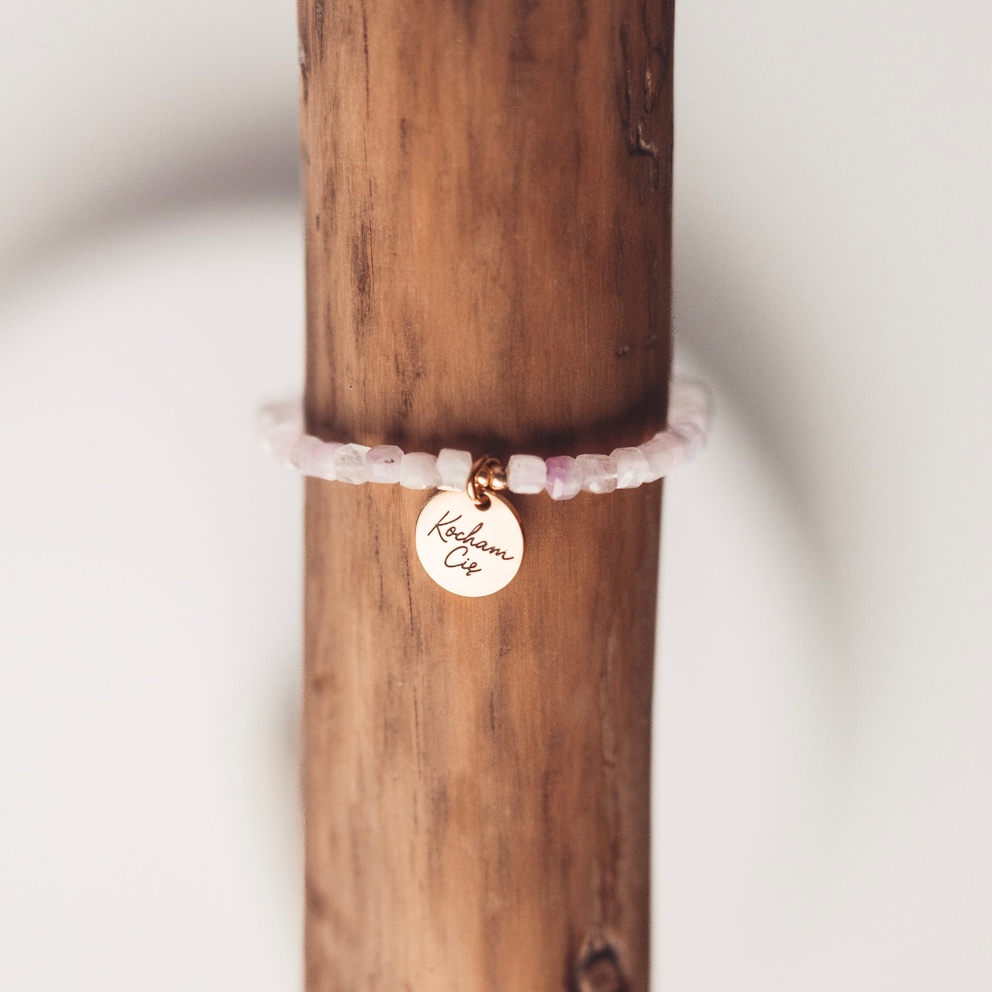 Bransoletka celebrytka z kamieni naturalnych, bransoletka z kunzytu z symboliczną zawieszką