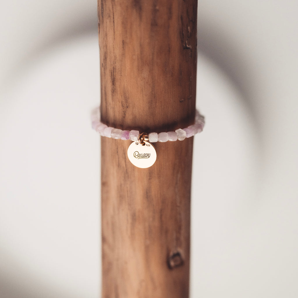 Bransoletka celebrytka z kamieni naturalnych, bransoletka z kunzytu z symboliczną zawieszką