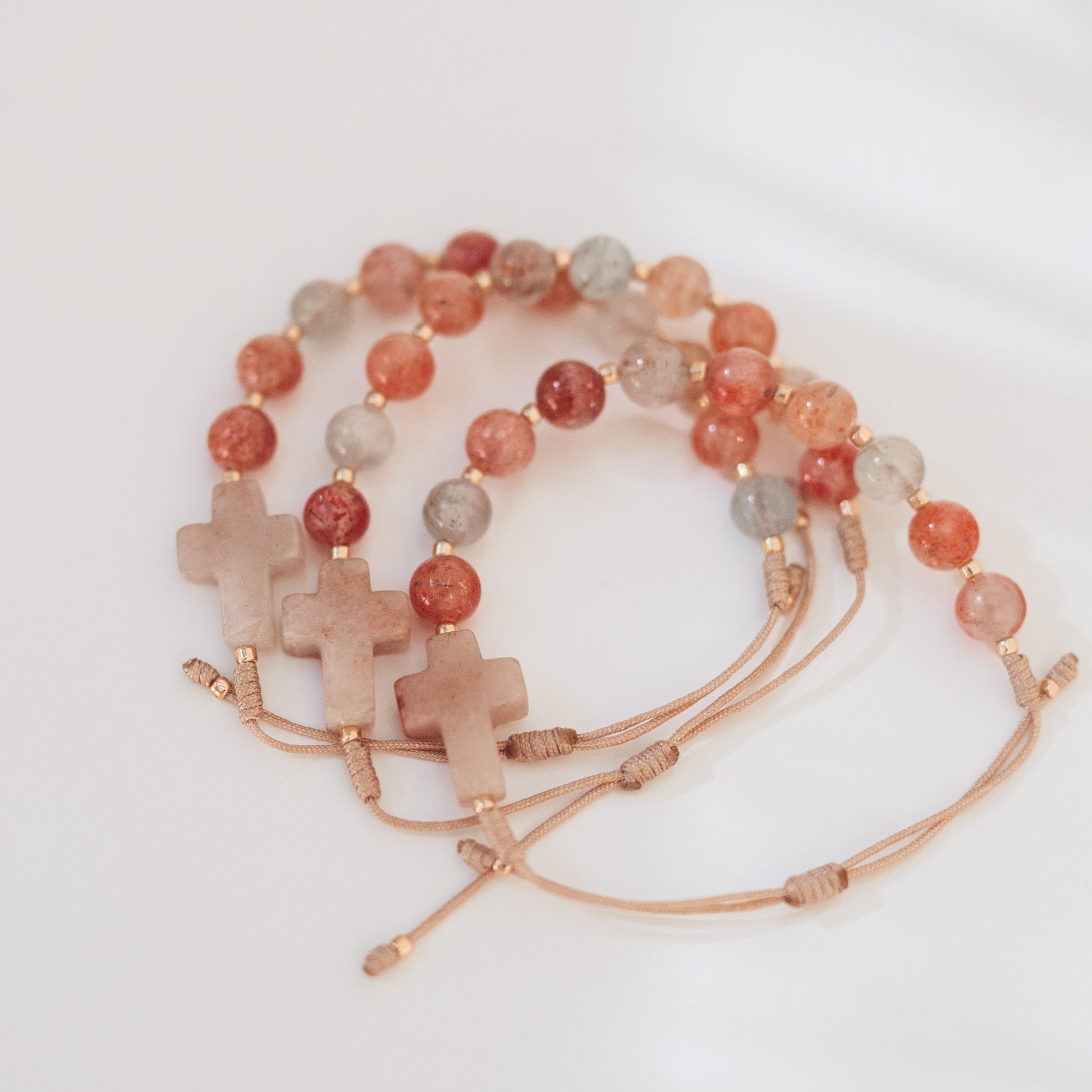 Różaniec na rękę z kamieni naturalnych, dziesiątka różańca, różaniec z kamienia słonecznego na sznurku