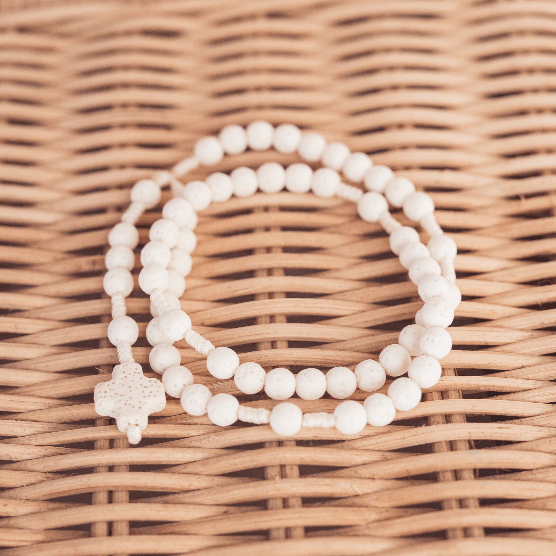 różaniec z kamieni naturalnych, biały różaniec, pamiątka Pierwszej Komunii Świętej, prezent na Komunię