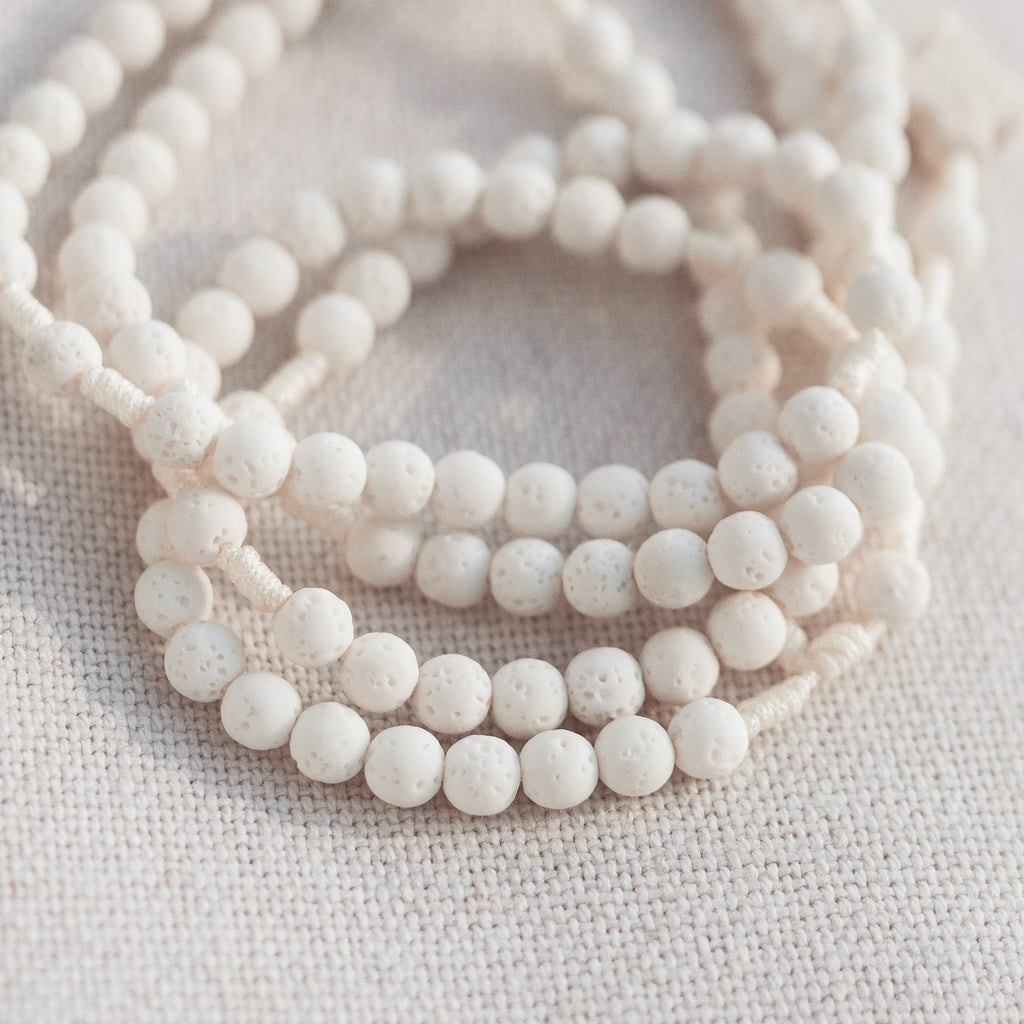 Biały różaniec z lawy wulkanicznej (średni)