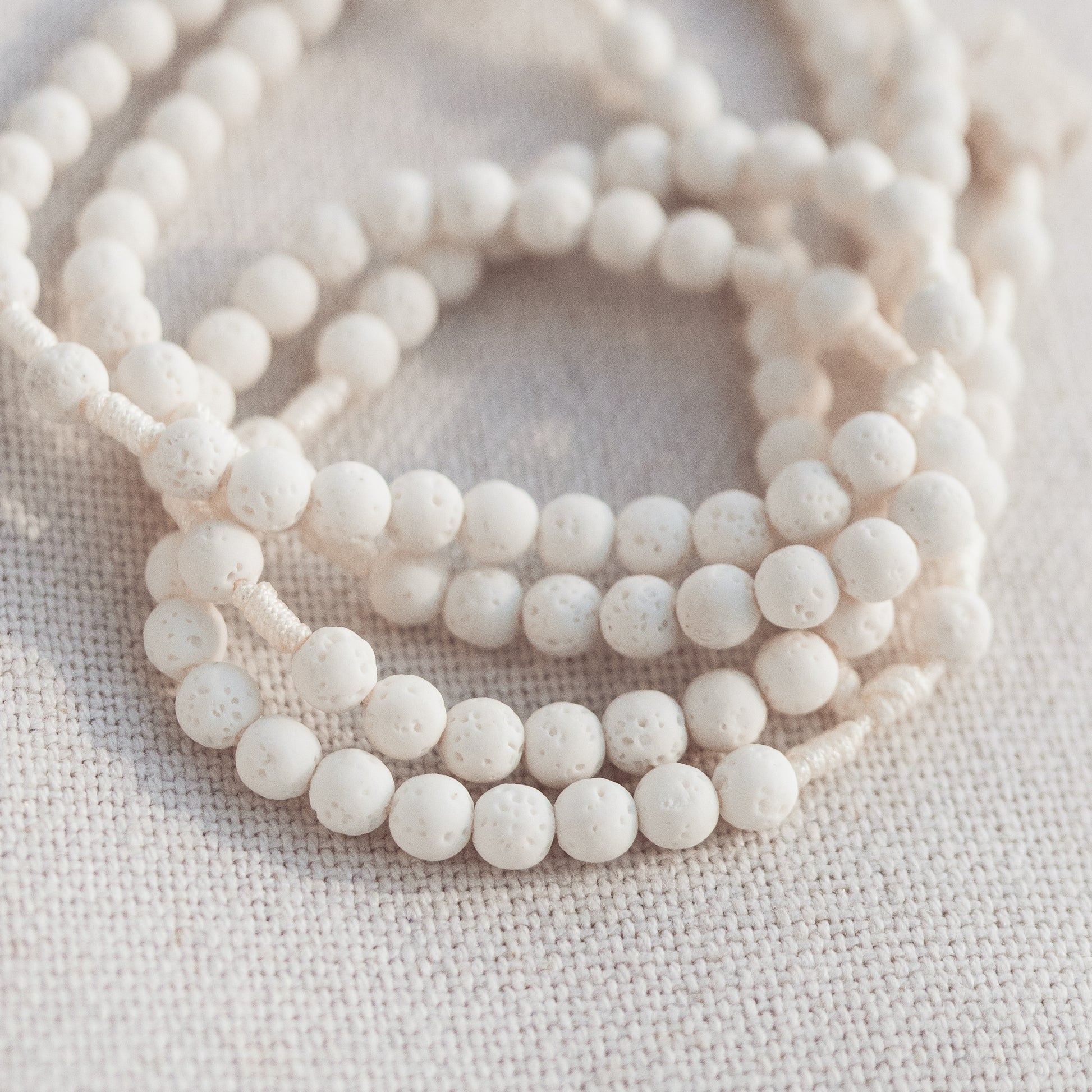 Biały różaniec z lawy wulkanicznej (średni)