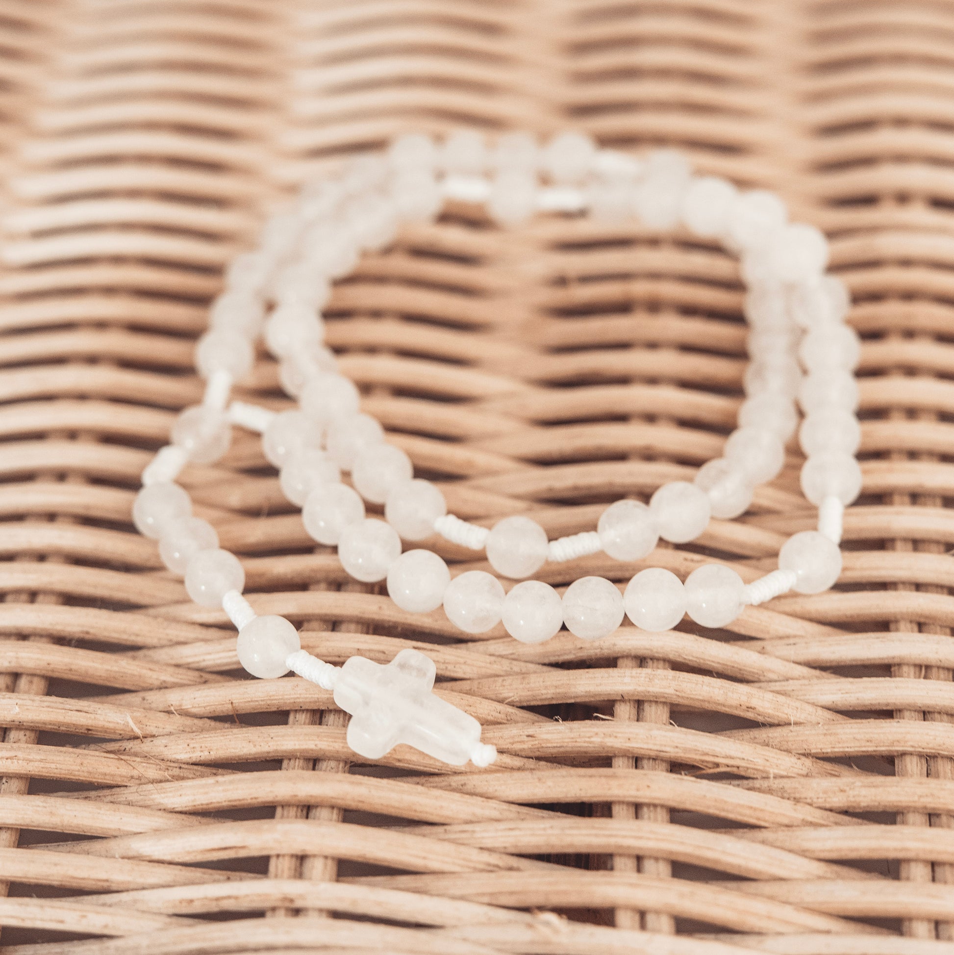 różaniec z kamieni naturalnych, biały różaniec z jadeitu, pamiątka Pierwszej Komunii Świętej, prezent na Komunię