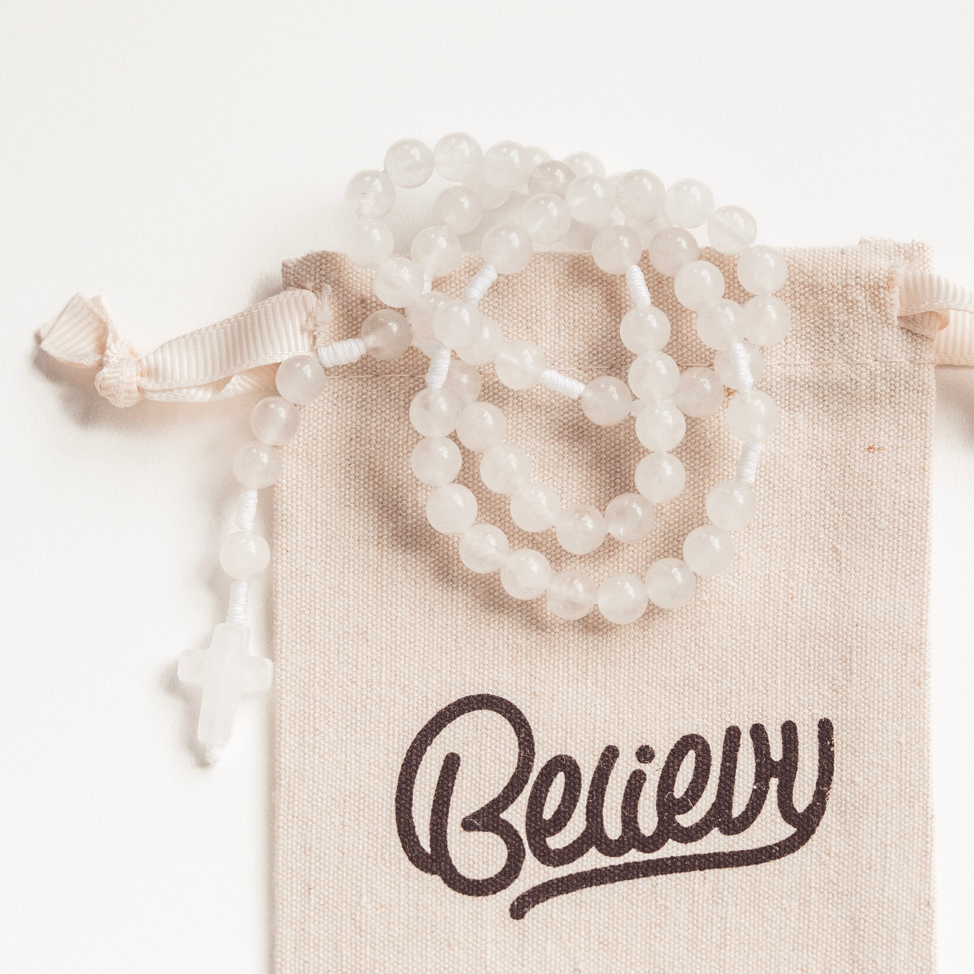 różaniec z kamieni naturalnych, biały różaniec z jadeitu, pamiątka Pierwszej Komunii Świętej, prezent na Komunię