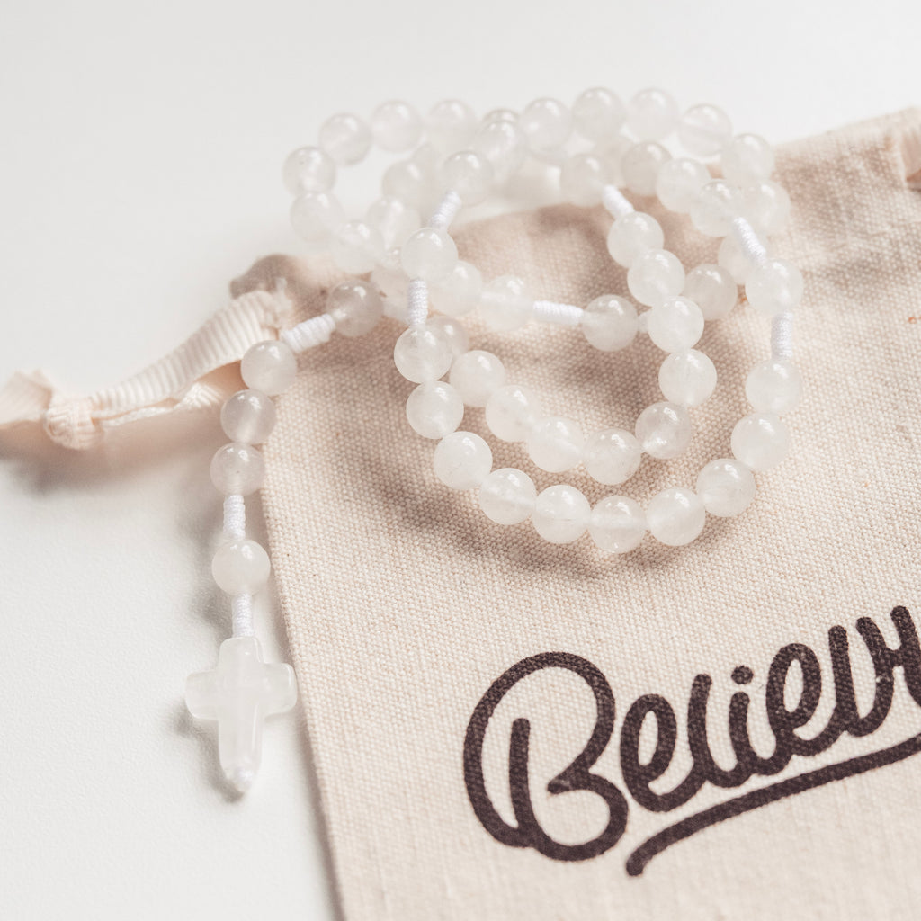 różaniec z kamieni naturalnych, biały różaniec z jadeitu, pamiątka Pierwszej Komunii Świętej, prezent na Komunię